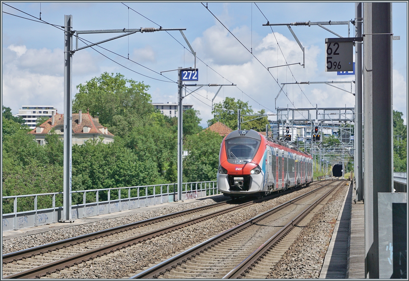 Stående med ryggen praktiskt taget vid den 1078 meter långa Bois de la Bâtie-tunnelportalen och med hjälp av ett litet helt gratis område, kunde jag fotografera SNCF Coradia Polyvalent regionala tri-ströms Z31507 M på den 167 meter långa Jonctionviadukten. SNCF-motorvagnen trafikerar som LEX RL1 23316 på resan från Coppet till Evian-les-Bains.

1 juni 2026