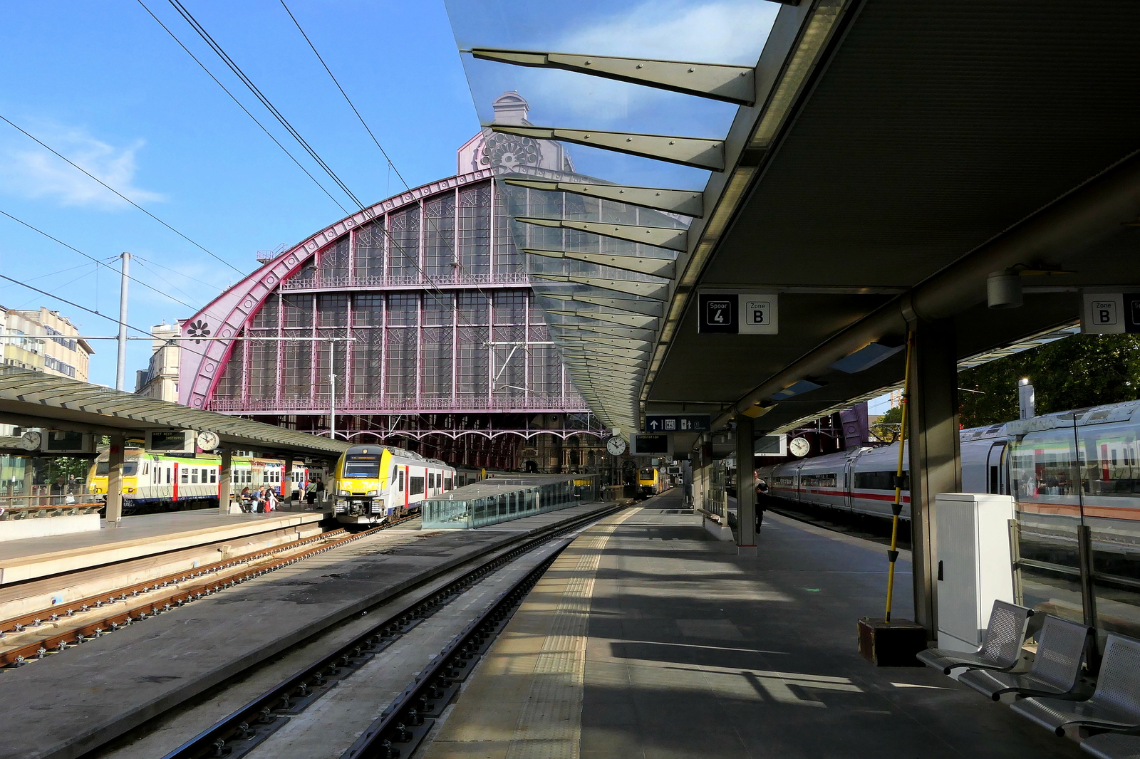 The 185m long, 64m wide and 44m high platform hall of Antwerpen Centraal was build between 1899 and 1905 6m above the street level. Original it had 10 terminus tracks. Between 1986 and 2007 Antwerpen Centraal was completely renovated and rebuild from a terminus station to a drive through station. Now it has 14 tracks on 3 different levels: 6 terminus tracks on level +1, 4 terminus tracks on level -1 and 4 drive through tracks on level -2. Level 0, the street level, has no tracks, only shops and restaurants. The station has 3 direct connections to metro stations, 2 to station Diamant on the west side of the station and 1 to cross station Astrid on the North side. The station has international connections to Amsterdam, Rotterdam, Schiphol Airport, Paris, Lille, Charles de Gaulle Airport, K�ln, Dusseldorf, Disneyland Paris. Antwerpen Centraal. 07-09-2026