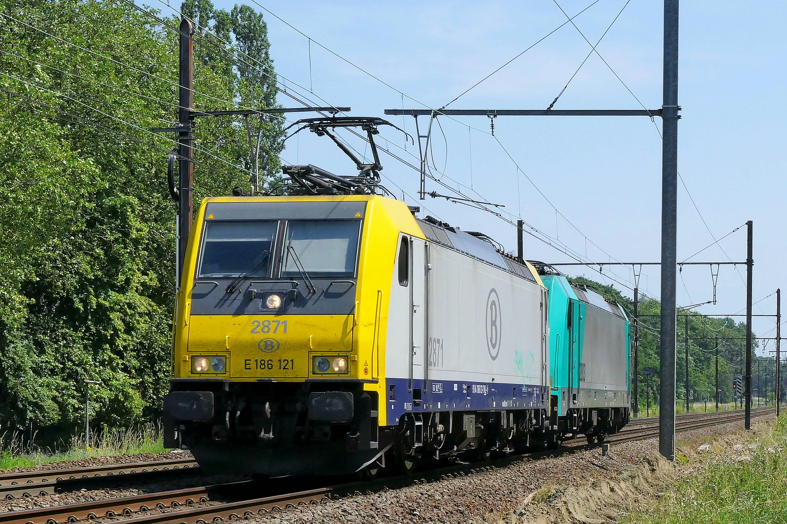 La 2871 (E 186 121) NMBS serie 28 che traina la 2803 (E 186 125) verso il deposito di servizio nel porto di Anversa. Linea 27A all'aeroporto di Anversa. 26-06-2026