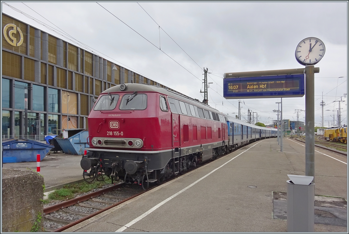 The beautiful NeSA V 218 155-0, finished in an old-style red livery, is stationed in Singen (Htwl). Later this afternoon, it will haul the R 3 service to Aalen (via Friedrichshafen and Ulm).

Oct 18, 2026