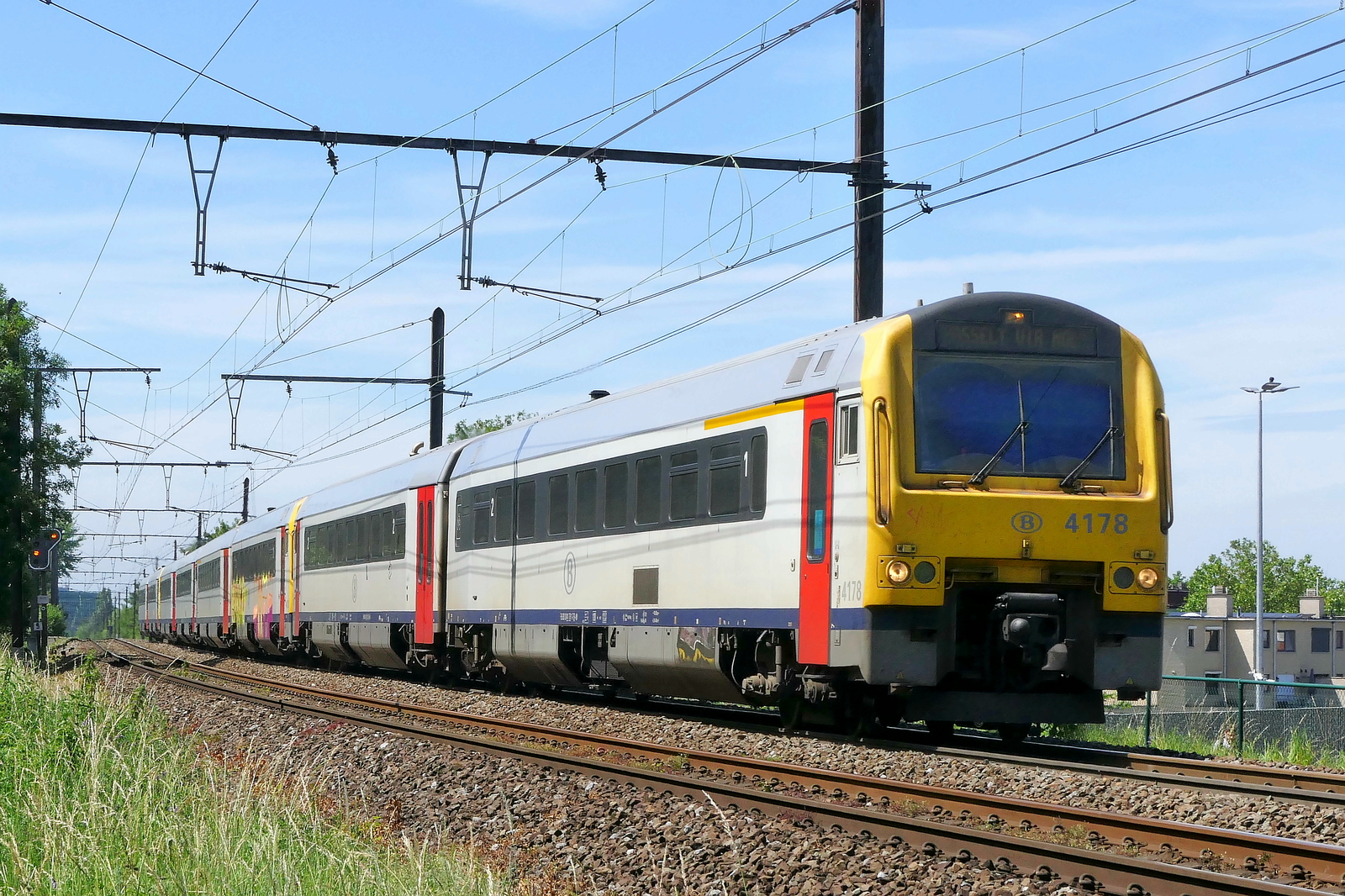 Belgijskie Koleje Narodowe (NMBS) 4178 z Antwerpen Centraal do Hamont. NMBS Klasa MW41(DMU41): W latach 2000-2002 wyprodukowano 96 takich zespołów trakcyjnych DMU (Diesel Multi Unit) przez Alstom Barcelona. Liczba wagonów: 2. Długość: 49,60 m. Liczba miejsc siedzących: 150. Maksymalna prędkość: 120 km/h. Linia 27A na lotnisku w Antwerpii. 18-06-2026