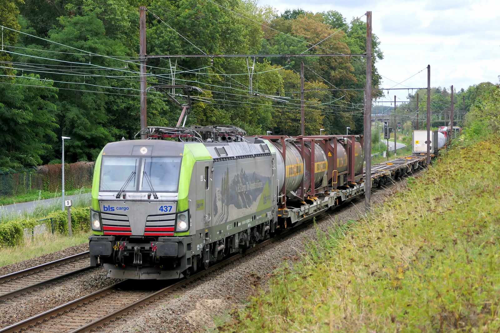 The BLS Cargo 475 437 with a Hupac train on route from Italy to the port of Antwerp. Siemens Vectron MS build in 2025 with construction N� 23250. Line 27A at Antwerp Airport. 02-09-2026