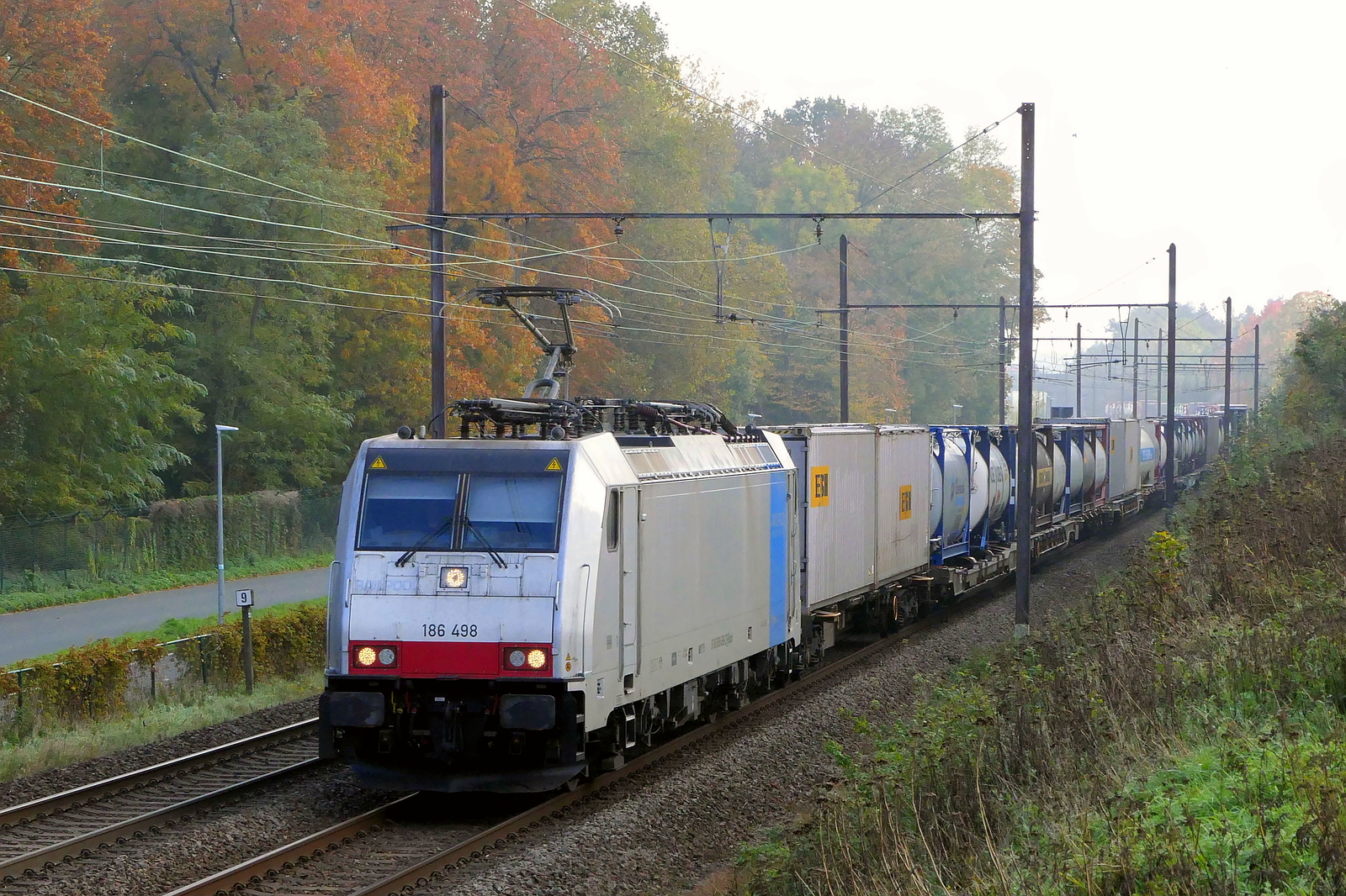 The BLS Cargo Nord 186 498 with a Hupac train on route from Italy to the port of Antwerp.  Bombardier Traxx F140 MS2 build in 2018 with construction N� 35541. Line 27A at Antwerp Airport. 30-10-2026