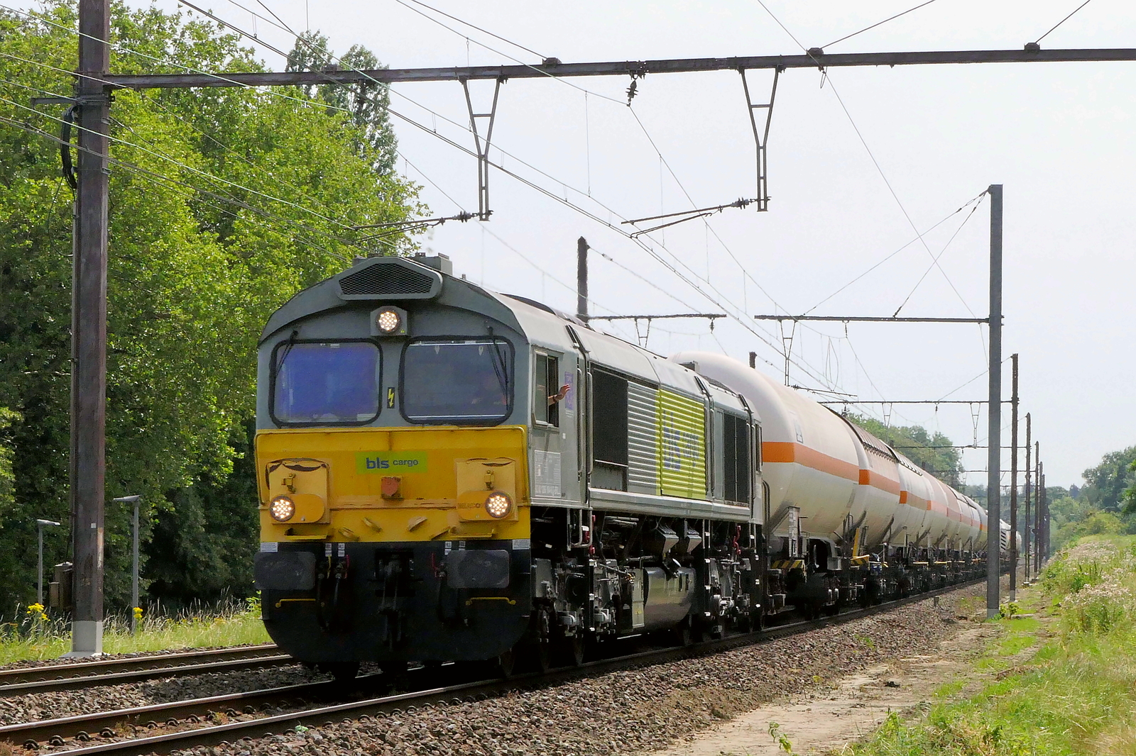 Die BLS Cargo Nord 266 104 mit einem Gastankzug zum Hafen von Antwerpen. Gebaut von EMD im Jahr 2007 mit der Baunummer 20058725-011. Strecke 27A am Flughafen Antwerpen. 10-07-2026