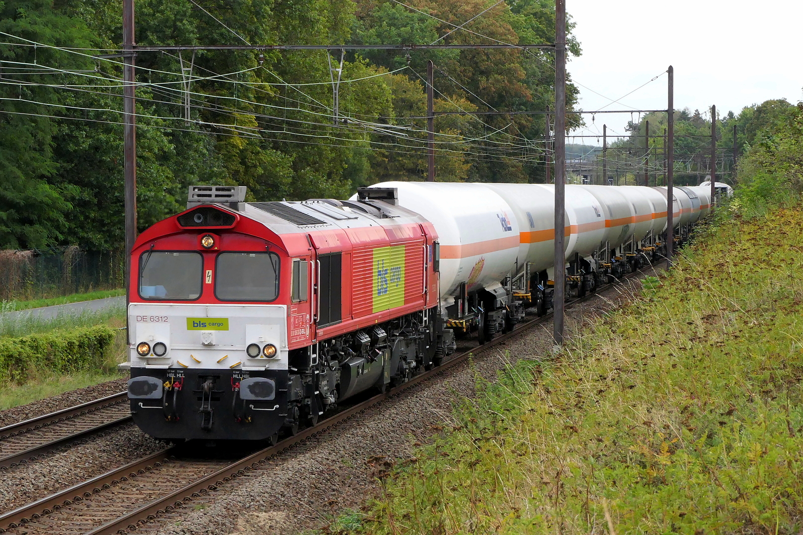 The BLS Cargo Nord 266 282 (DE6312) on route to the port of Antwerp with a gas tank train. EMD JT42CWR (class 66) build in 2009 with construction N�20078968-003. Line 27A at Antwerp Airport. 02-09-2026