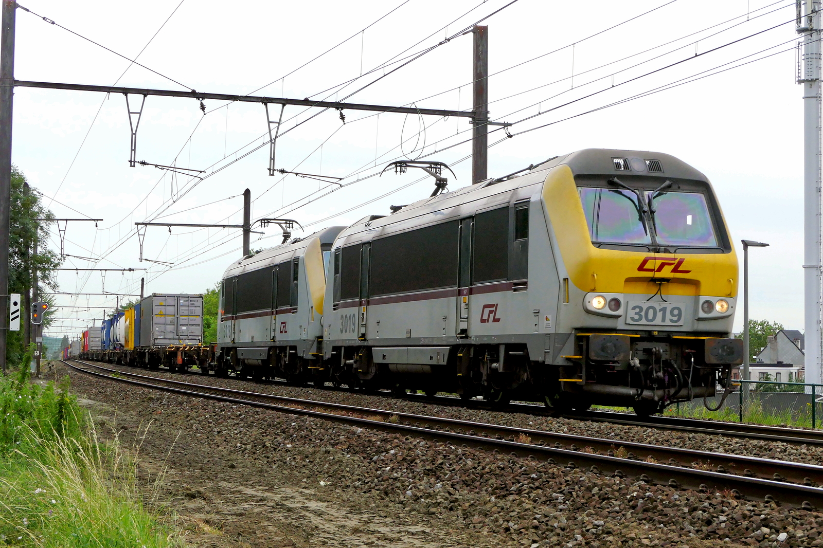 Les CFL 3019 et 3018 avec le train de conteneurs 45781 du port d'Anvers à Bettembourg (Lux). Construits par Bombardier Bruges : HLE 13(B) Série 3000(Lux) numéro de construction 1339 année de fabrication : 2001. Série CFL 3000 : entre 1997 et 2001, 80 de ces locomotives ont été construites par Bombardier Bruges. Concept et pièces d'Alstom Belfort. Numéros NMBS originaux : 1301 à 1360, numéros CFL : 3001 à 3020. Vitesse maximale : 200 km/h. Puissance : 5200 kW. Alimentation électrique : 3000 V et 25 kV. Les numéros 1301 à 1345 sont en service chez Lineas, les numéros 1346 à 1360 sont en service chez la NMBS. Ligne 27A à l'aéroport d'Anvers. 30-06-2026