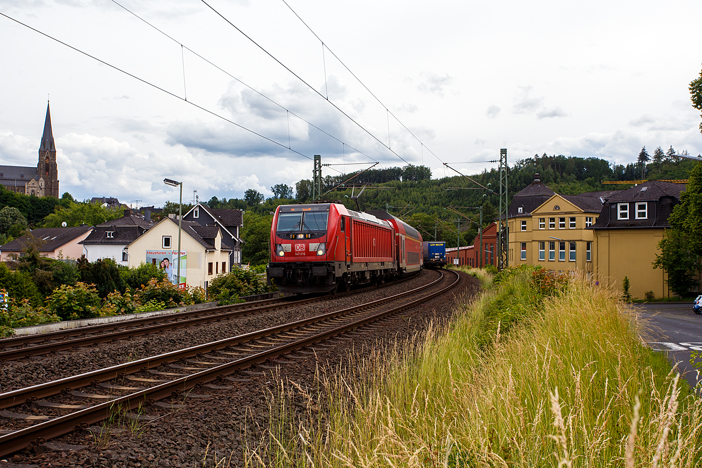 The Class 147 (TRAXX P160 AC3) locomotives have now arrived on the Siegtrack, gradually displacing the Class 146.0 (TRAXX P160 AC1) units on the RE 9 – Rhein-Sieg-Express (RSX) service.

On June 11, 2026, DB Regio NRW locomotive 147 016 (91 80 6147 016-0 D-DB) departed Kirchen/Sieg station and is heading towards its destination, Siegen, operating as the RE 9 (rsx – Rhein-Sieg-Express) service (Aachen – Cologne – Siegen).
