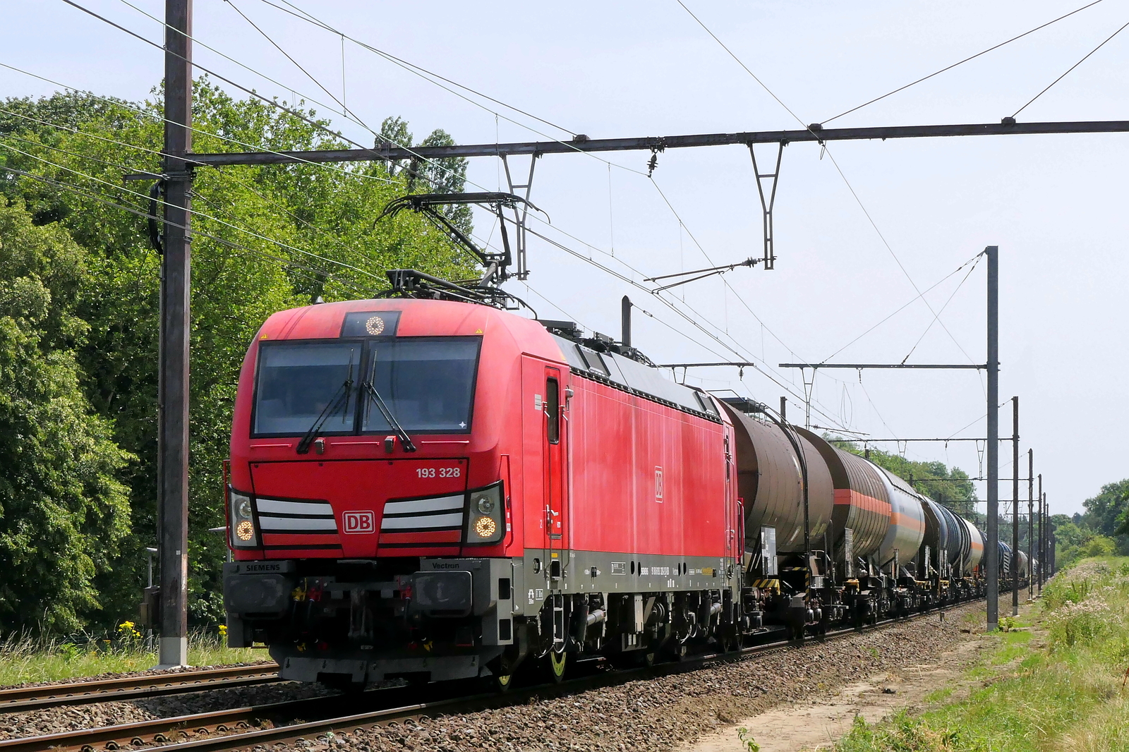 Die DB Cargo 193 328 mit einem Kesselwagenzug von Deutschland zum Hafen von Antwerpen. Gebaut von Siemens im Jahr 2018 mit der Baunummer 22403. Strecke 27A am Flughafen Antwerpen. 10-07-2026
