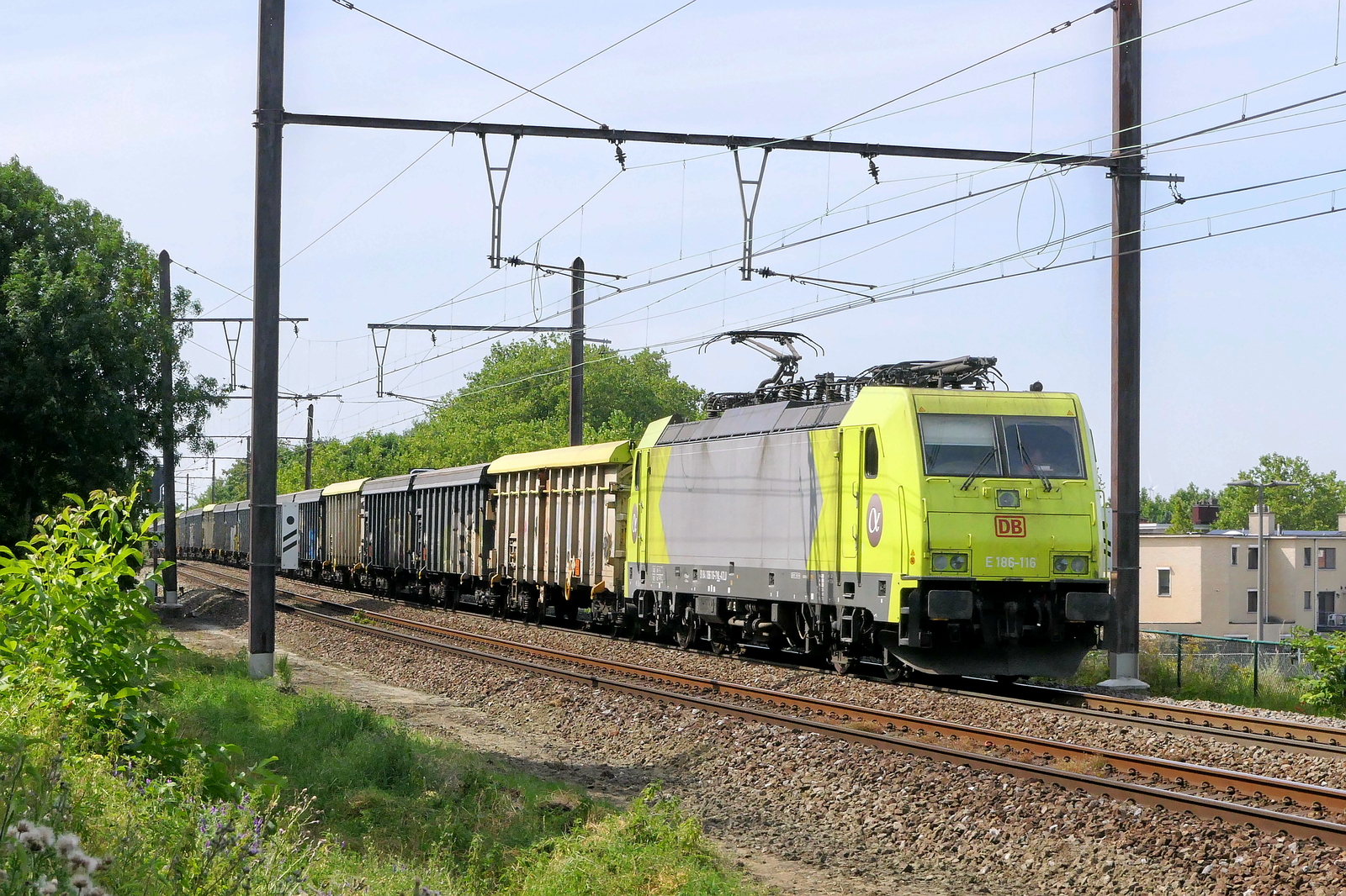 DBカーゴE 186 116号機は、アントワープ港からドイツのシュトルベルクまでの鉱石列車を牽引しています。2007年にボンバルディア社によって製造され、製造番号は34311です。アントワープ空港の27A線にて。2026年7月10日