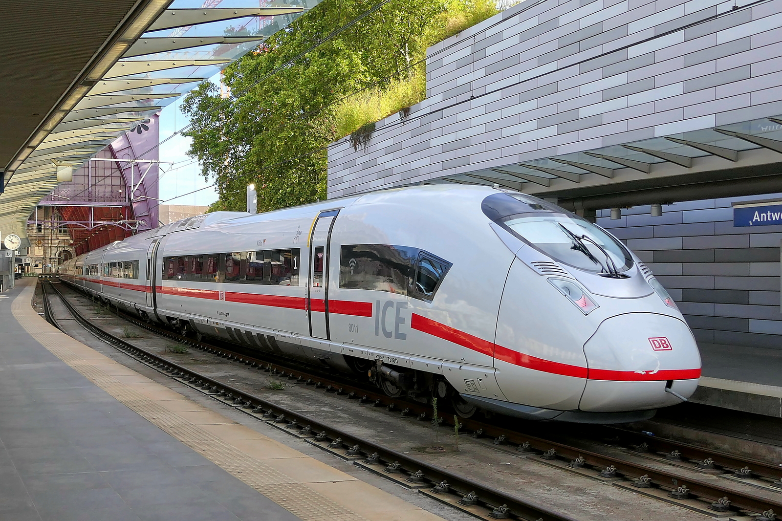 The DB ICE 8011 arrived for the first time at Antwerpen Centraal from K�ln on level +1 platform 6 only for this first ride. As from this evening he will arrive at level -2 tracks 21 to 24, where also the Eurostar and EuroCity trains stops. Siemens ICE 3neo build in 2022 DB Baureihe 408. Antwerpen Centraal. 07-09-2026. 

