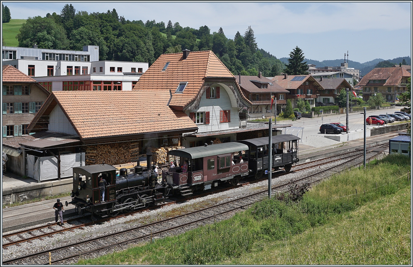 The E 3/3 853 (UIC 90 85 0008 573-3) is ready with its train in Wasen for the return journey to Sumiswald Grünen.

June 14, 2025