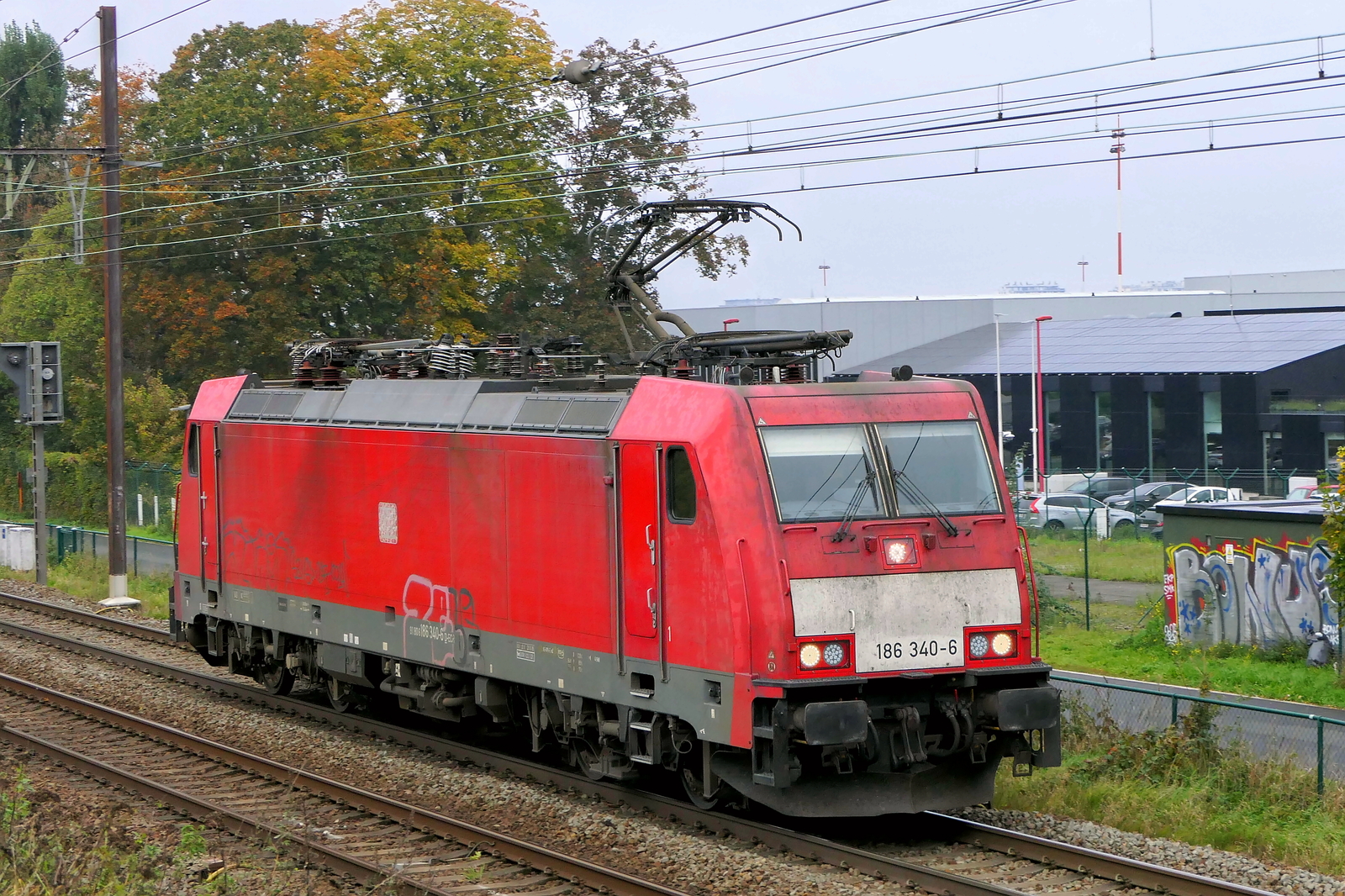 The Euro Cargo Rail 186 340 on route out of the port of Antwerp. Bombardier Traxx F140 MS build in 2011 with construction N� 34817. Line 27A at Antwerp Airport. 19-10-2026