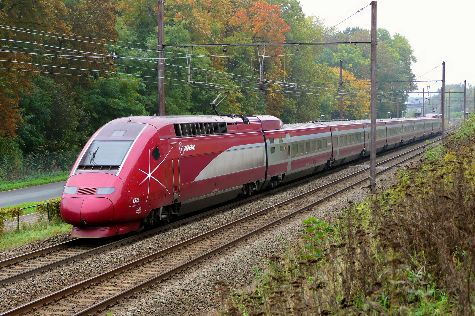 The Eurostar 4322 Amsterdam Centraal to Paris Gare du Nord diverted on this mainly freight track with a speed limit of 90km/h. TGV PBKA (or TGV R�seau Quadricourant): between 1996 an 1997  17 of these were build by Alstom. Numbers: NMBS: 4301 to 4307 / DB: 4321 to 4322 / NS: 4331 to 4332 / SNCF: 4341 to 4346. Max speed: 320km/h. Power: 8800kW at 25kV and 3680kW at 3000V or 1500V and 5160kW at 15kV. 2 locomotives and 8 carriages, length 200m, seats: 401(modernized from 2021 to 2024). Line 27A at Antwerp Airport. 19-10-2026