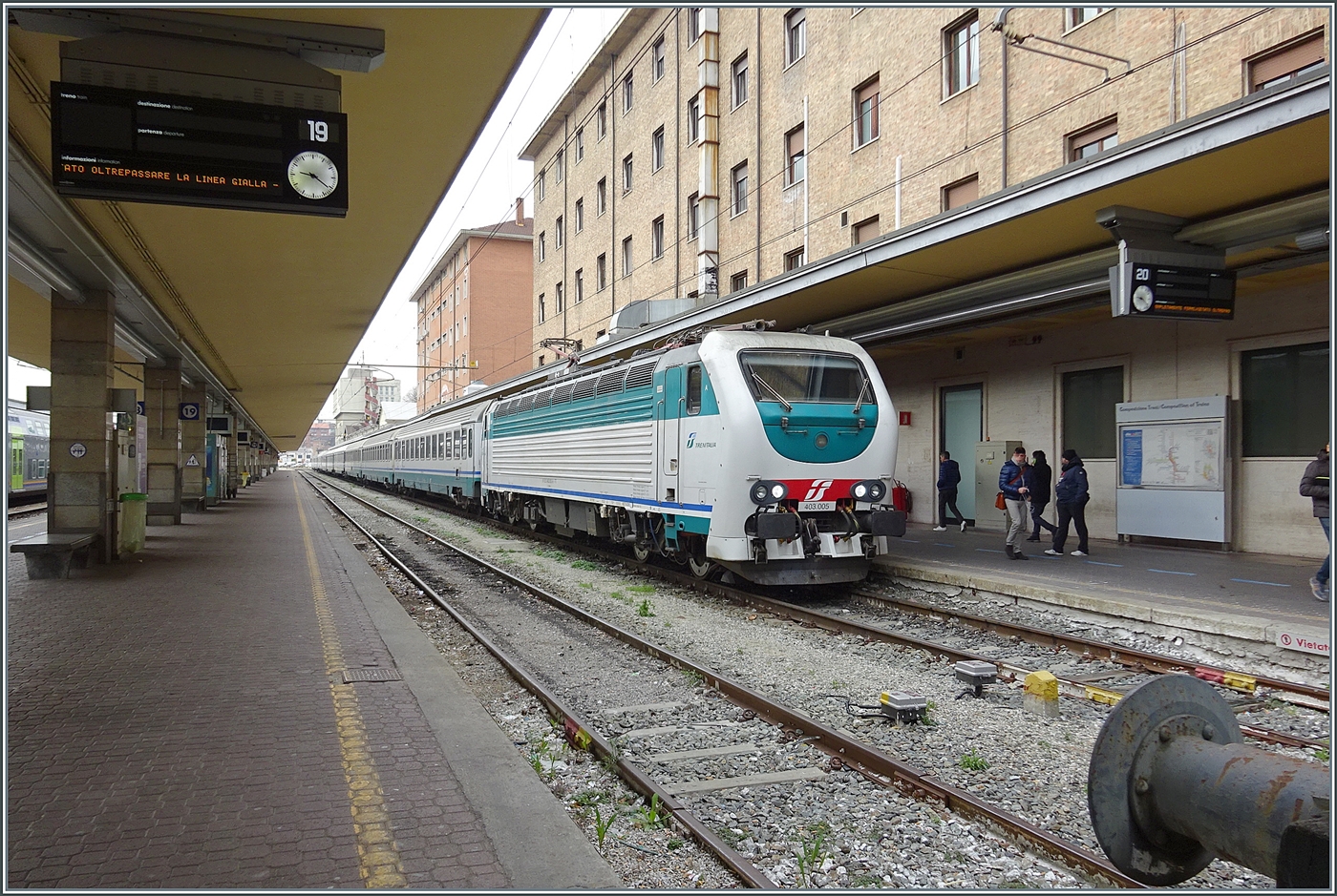 The FS E 403 005 arrives with its night train IN 798 from Salerno (departure 20:38) punctually at its destination Torino PN (arrival 09:20).

March 10, 2016