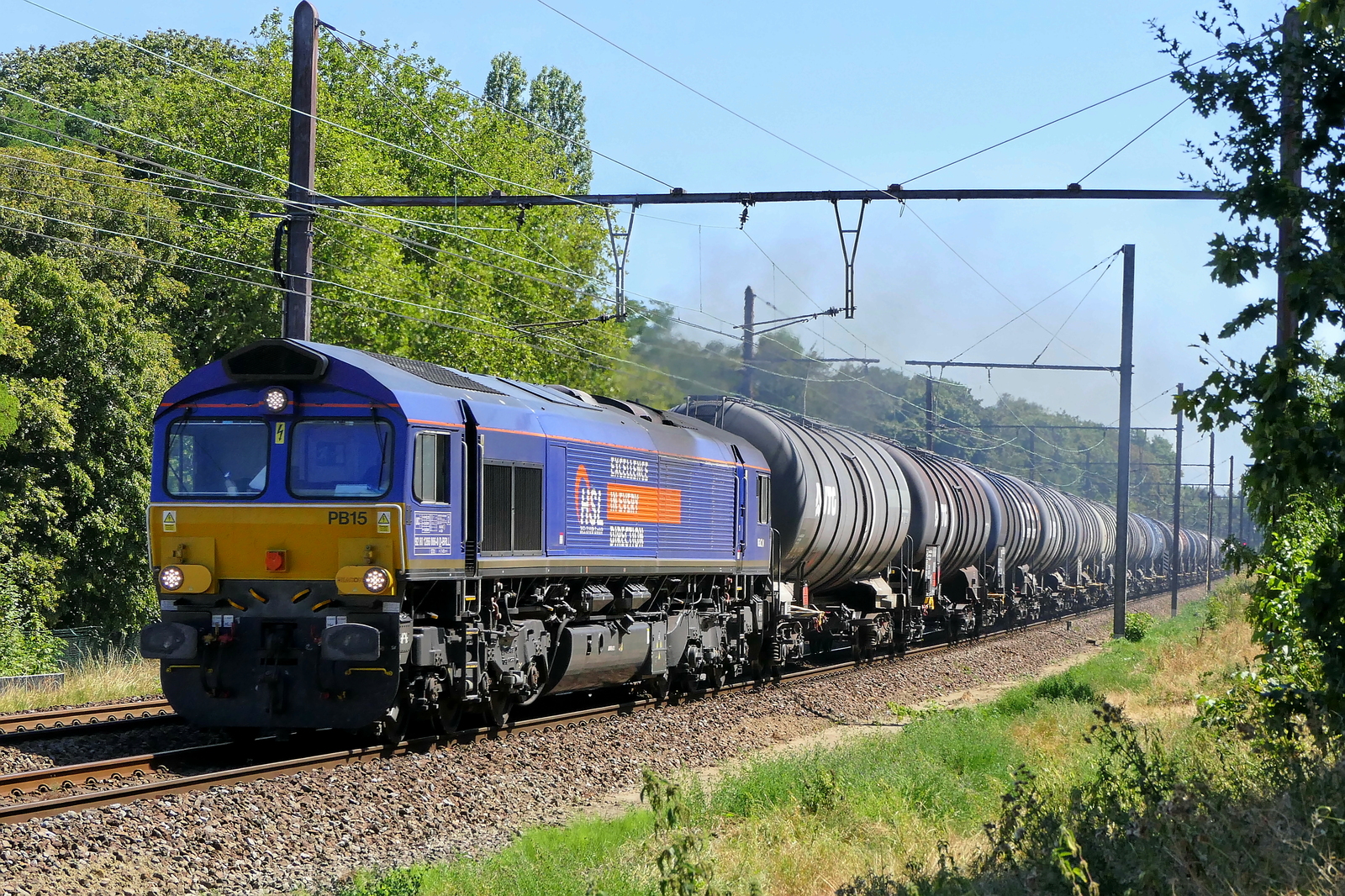 The HSL Belgium GmbH 266 066 (PB15) pulling a heavy tank train to the port of Antwerp.  EMD JT42CWR (class 66) build in 2002 with construction N�20018360-5. Line 27A at Antwerp Airport. 13-08-2026