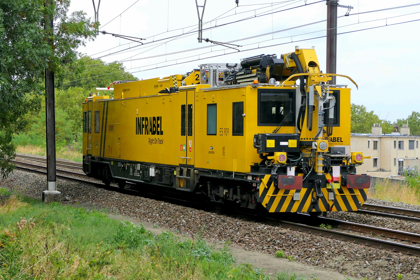 The Infrabel ES 909 on route to Antwerpen-Berchem station. Geismar VMB 2015 C-GR build in 2021. Infrabel has 18 of the ES 900 series. Line 27A at Antwerp Airport. 17-08-2026