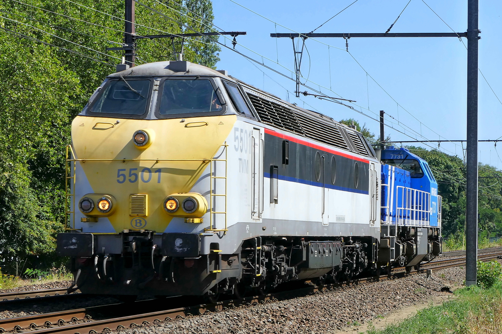 L'Infrabel/TVM 5501 avec la 7731 en route vers le port d'Anvers. BN Brugge HLD 55 construit en 1961 avec le numéro de construction 205 001. NMBS Classe 55 : entre 1961 et 1962, 42 de ces locomotives diesel ont été construites par BN Brugge. Numéros : 5501 à 5542. Vitesse maximale : 120 km/h. Puissance : 1435 kW. Seules quelques-unes sont encore en service chez Infrabel. Ligne 27A à l'aéroport d'Anvers. 13-08-2026