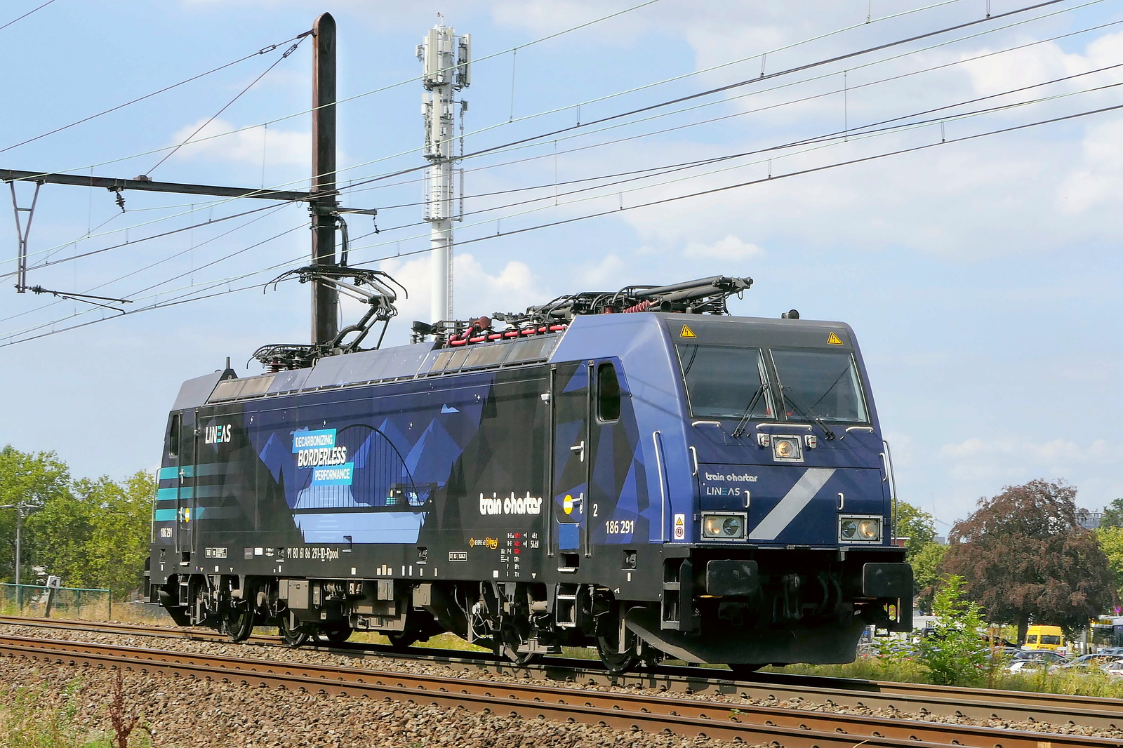 The Lineas / Train Charter 186 291 coming from the port of Antwerp. Bombardier Traxx F140 MS2e build in 2012 with construction N� 34840. Line 27A at Antwerp Airport. 07-08-2026