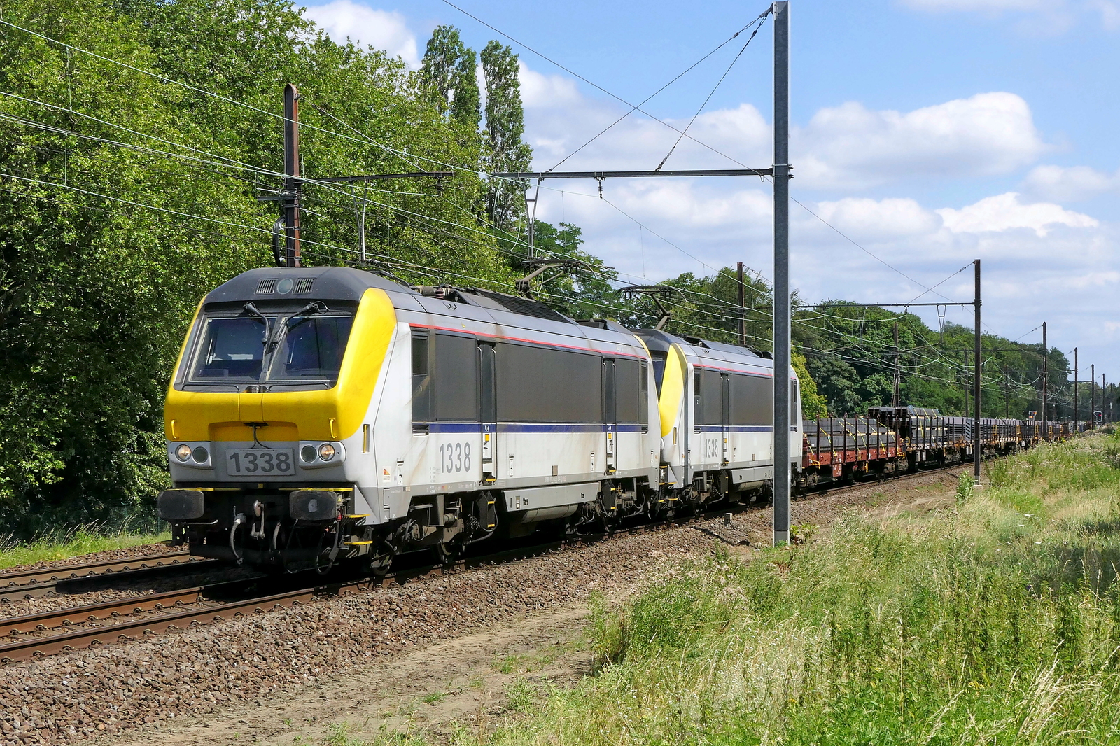 The Lineas 1338 and 1335 double traction fot the heavy, daily, Archelor-Mittal steel shuttle from Esch-sur-Alzette in Luxembourg to the port of Antwerp. Bombardier Brugge NMBS serie 13 build in 2000 with construction N� 1358. Line 27A at Antwerp Airport. 08-07-2026