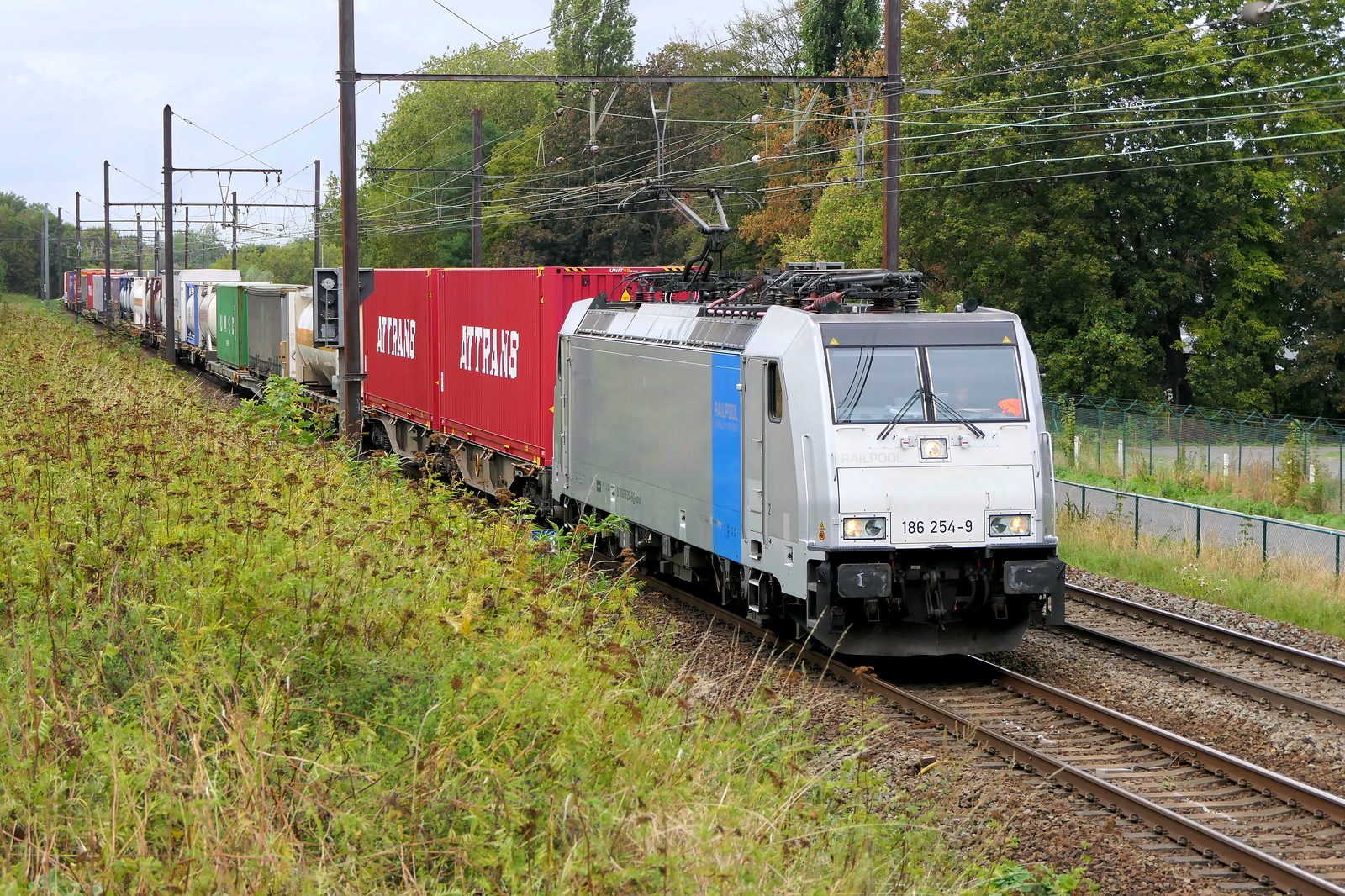 The Lineas 186 254 with a Hupac train from the port of Antwerp to Italy. Bombardier Traxx F140 MS2e build in 2016 with construction N� 35311. Line 27A at Antwerp Airport. 02-09-2026