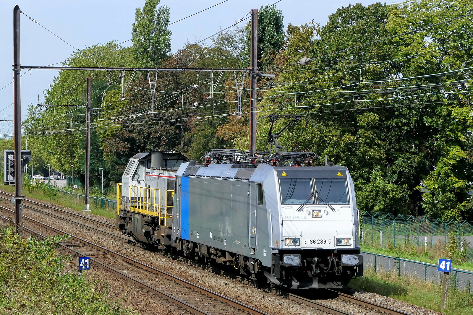 The Lineas 186 289 towing the 7786 on route out of the port of Antwerp.  Bombardier Traxx F140 MS build in 2012 with construction N� 34841. Line 27A at Antwerp Airport. 15-09-2026