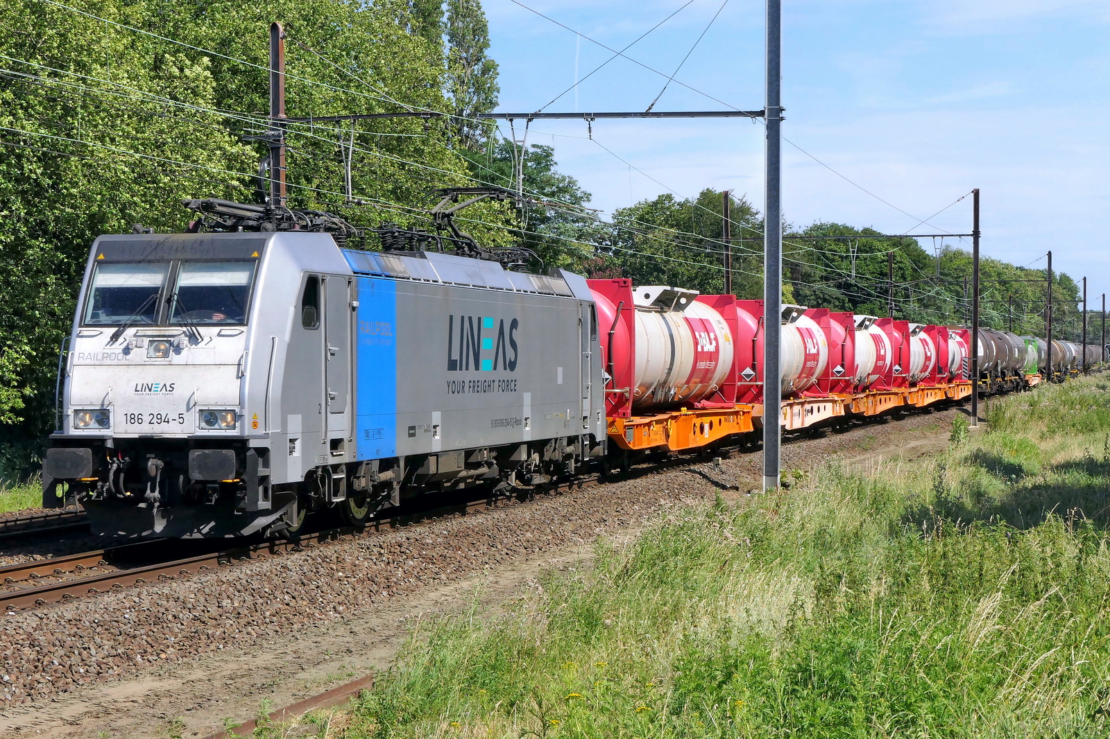 The Lineas 186 294 with the daily BASF shuttle from BASF Ludwigshafen to BASF Antwerpen. Bombardier Traxx F140 MS build in 2016 with construction N� 35359. Line 27A at Antwerp Airport. 07-07-2026