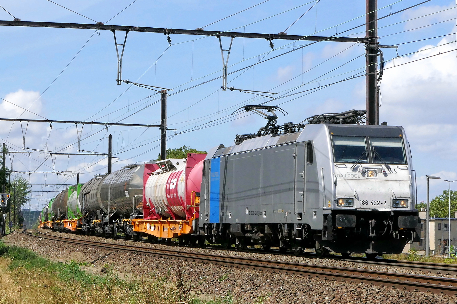 La Lineas 186 422 con il servizio navetta giornaliero BASF da BASF Anversa a BASF Ludwigshafen. Bombardier Traxx F140 MS2e costruito nel 2015 con numero di costruzione 35180. Linea 27A all'aeroporto di Anversa. 10-08-2026