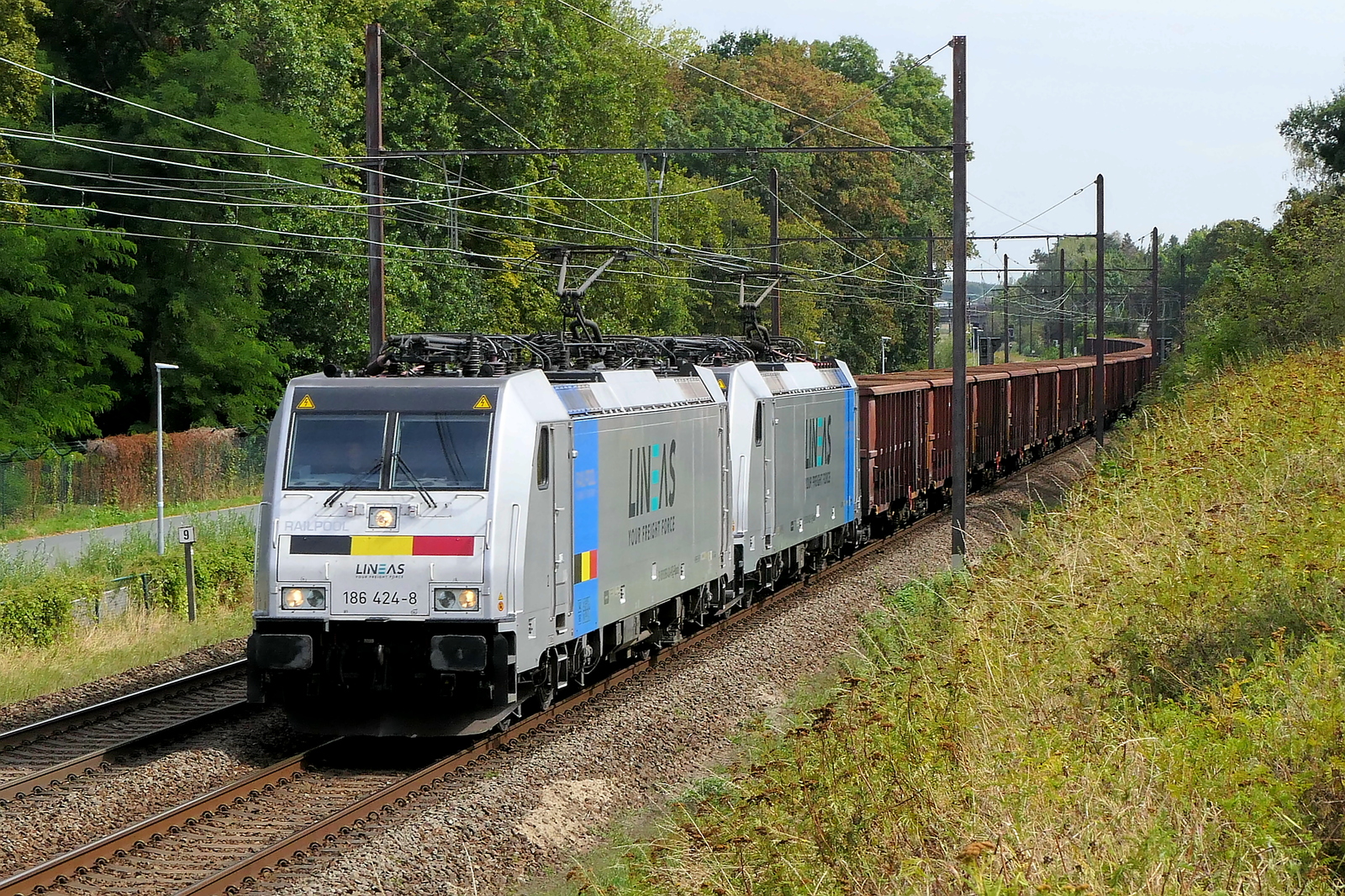 The Lineas 186 424 double traction for this long empty freight train to the port of Antwerp. Bombardier Traxx F140 MS2e build in 2015 with construction N� 35184. Line 27A at Antwerp Airport. 25-08-2026
