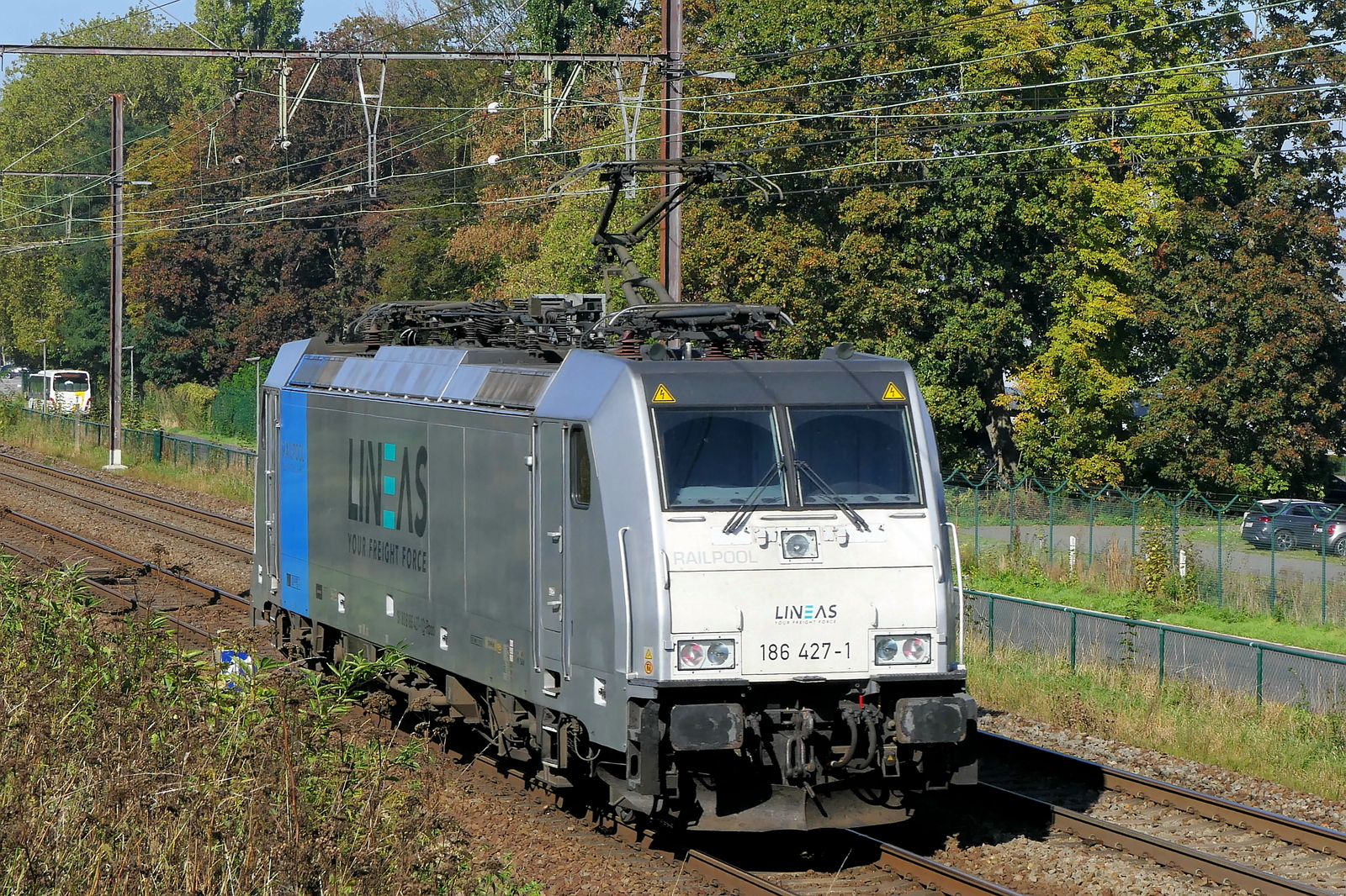 The Lineas 186 427 on route out of the port of Antwerp. Bombardier Traxx F140 MS2e build in 2015 with construction N� 35192. Line 27A at Antwerp Airport. 06-10-2026