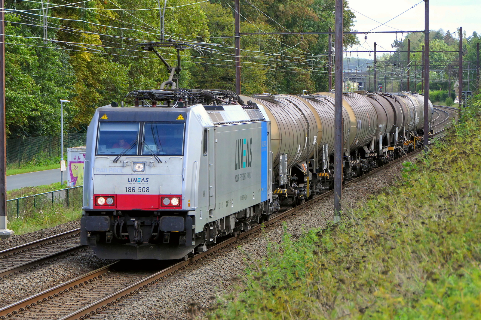 The Lineas 186 508 with a short tank train on route to the port of Antwerp. Bombardier Traxx F140 MS2e build in 2018 with construction N� 35559. Line 27A at Antwerp Airport. 18-09-2026