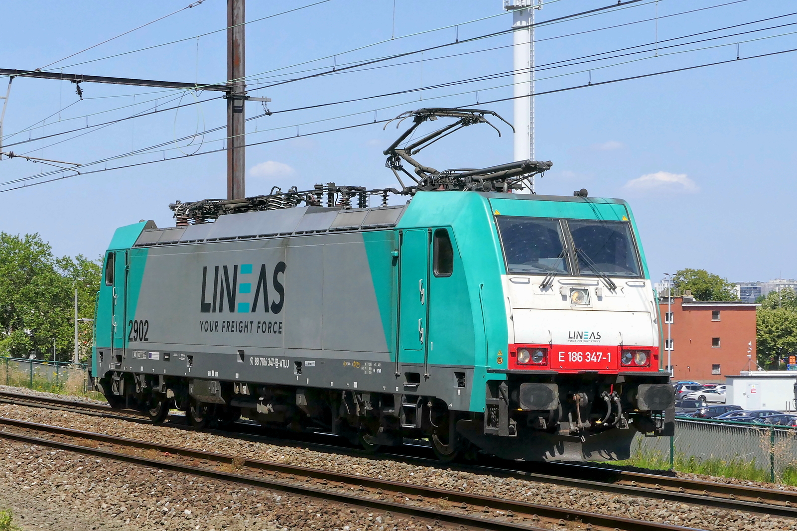 The Lineas 2902 (186 347-1) coming from the port of Antwerp. Bombardier Traxx F140 MS build in 2009 with construction N� 34482. Line 27A at Antwerp Airport. 15-07-2026