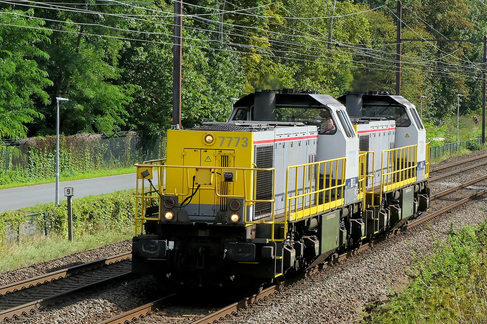The Lineas 7773 and the 7781 on rout to the port of Antwerp. Siemens-Vossloh NMBS serie 77-78 build in 2002 with construction N� 1000990. NMBS Class 77: between 1999 and 2005  170 of these diesel locomotives were build by Siemens-Vossloh. Numbers: 7701 to 7870.  Max speed: 100km/h. Power: 1150kW.  110 are in service at Lineas, 37 are in service at the NMBS, 23 are in service at Infrabel, BLS Cargo Nord have 3, Certus Rail have 3 in service.  Line 27A at Antwerp Airport. 15-09-2026 