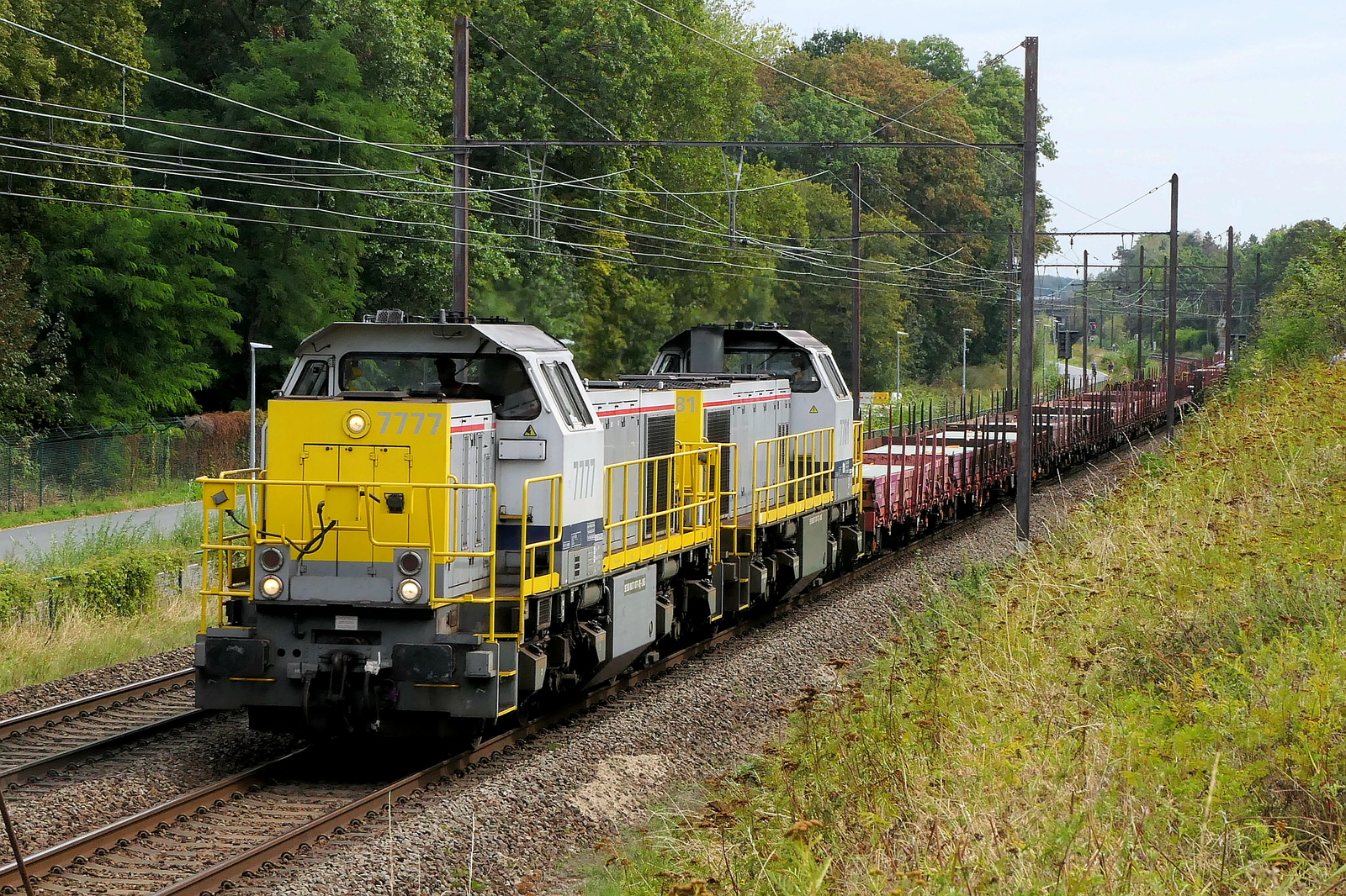 The Lineas 7777 double traction with the 7781 for the NMLK Clabecq steel plate shuttle from Clabecq to the port of Antwerp. Siemens-Vossloh NMBS serie 77-78 build in 2002 with construction N� 1000994. NMBS Class 77: between 1999 and 2005  170 of these diesel locomotives were build by Siemens-Vossloh. Numbers: 7701 to 7870.  Max speed: 100km/h. Power: 1150kW.  110 are in service at Lineas, 37 are in service at the NMBS, 23 are in service at Infrabel, BLS Cargo Nord have 3, Certus Rail have 3 in service.  Line 27A at Antwerp Airport. 25-08-2026