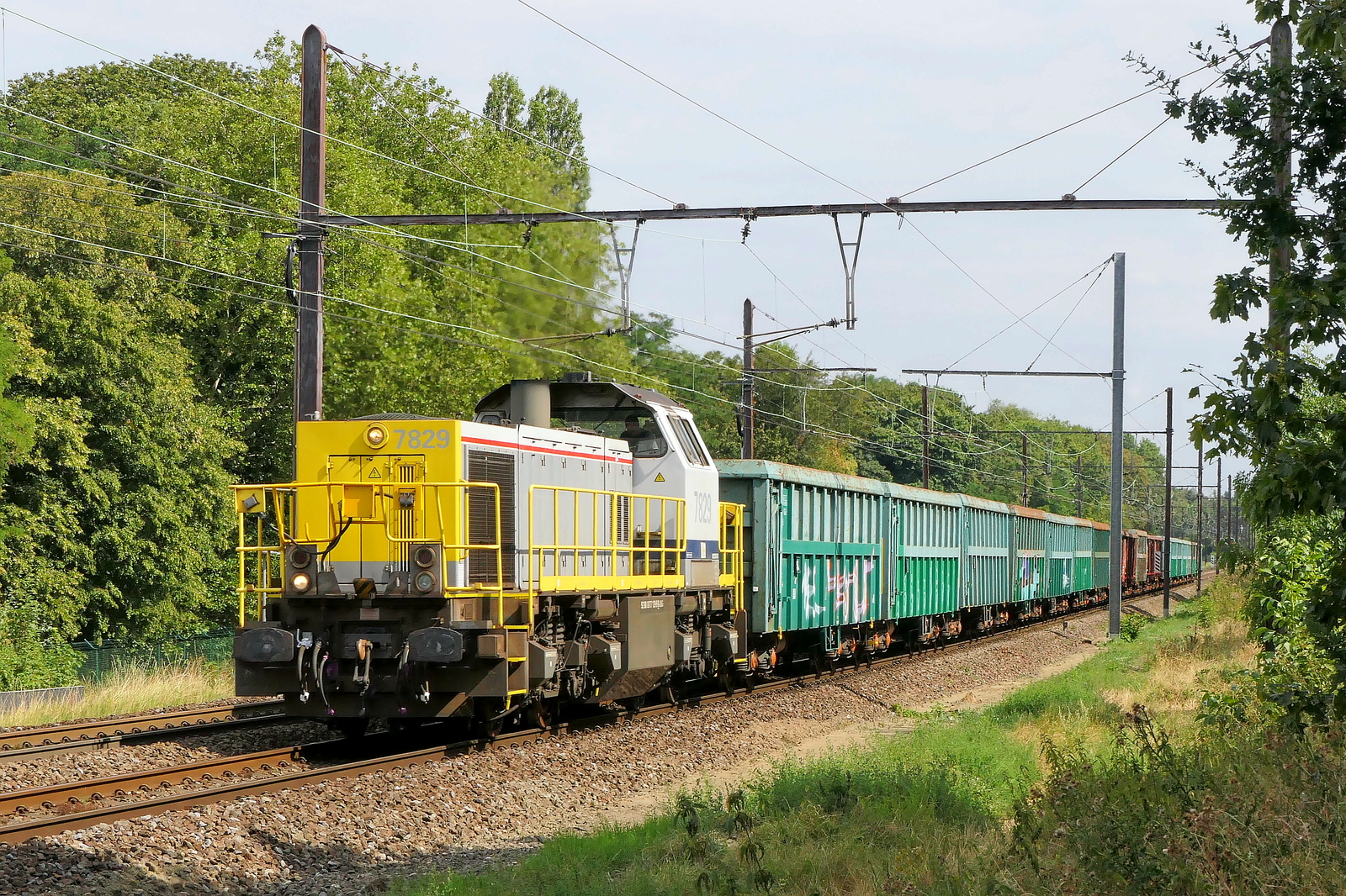 La Lineas 7829 avec un court train de marchandises ouvert vers le port d'Anvers. Siemens-Vossloh NMBS série 77-78 construite en 2004 avec le numéro de construction 1001255. NMBS Classe 77 : entre 1999 et 2005, 170 de ces locomotives diesel ont été construites par Siemens-Vossloh. Numéros : 7701 à 7870. Vitesse maximale : 100 km/h. Puissance : 1150 kW. 110 sont en service chez Lineas, 37 sont en service chez la SNCB, 23 sont en service chez Infrabel, BLS Cargo Nord en possède 3, Certus Rail en a 3 en service. Ligne 27A à l'aéroport d'Anvers. 07-08-2026