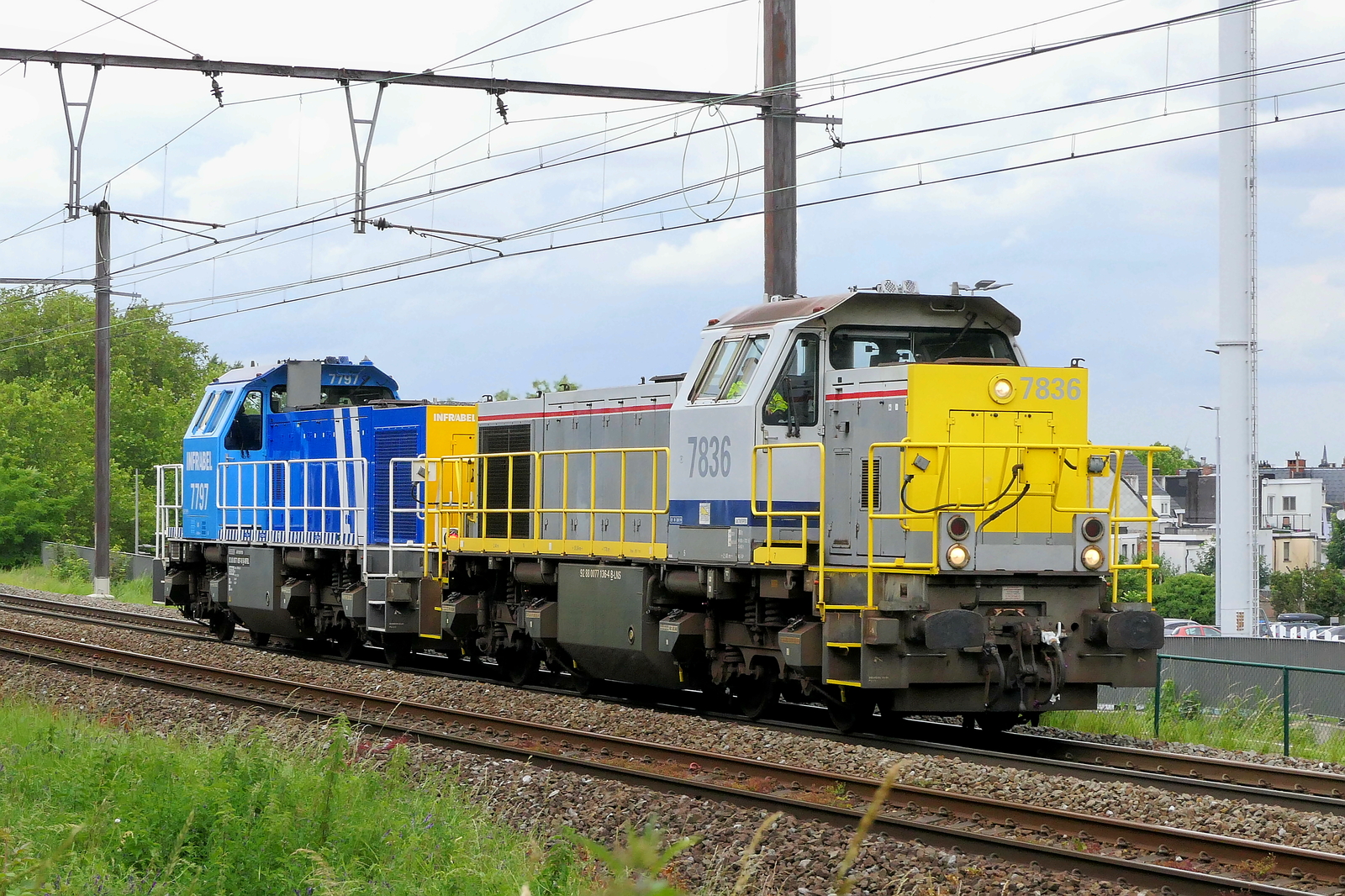 The Lineas 7836 with the Infrabel on route from the port of Antwerp. Siemens-Vossloh NMBS serie 77-78 build in 2004 with construction N� 1001262. NMBS Class 77: between 1999 and 2005  170 of these diesel locomotives were build by Siemens-Vossloh. Numbers: 7701 to 7870.  Max speed: 100km/h. Power: 1150kW.  110 are in service at Lineas, 37 are in service at the NMBS, 23 are in service at Infrabel, BLS Cargo Nord have 3, Certus Rail have 3 in service.  Line 27A at Antwerp Airport. 11-08-2026 