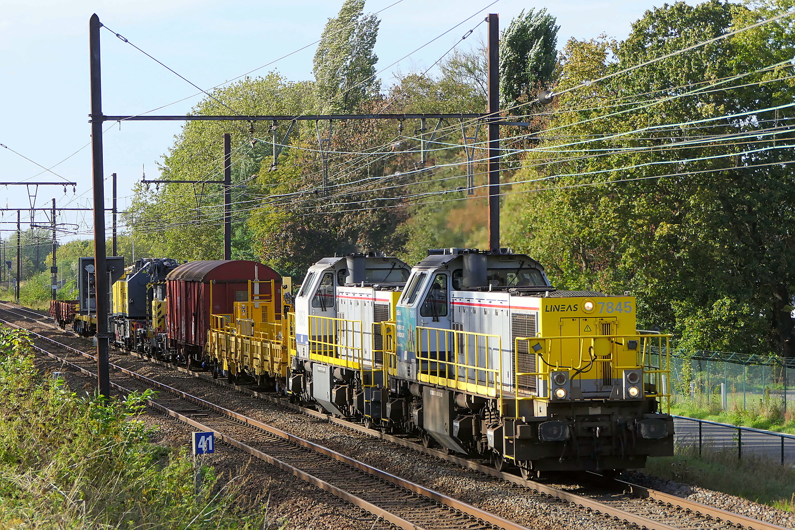 The Lineas 7845 and 7852 on route with the with the Infrabel KRC 1200 Techne-Kirow crane. Siemens-Vossloh NMBS serie 77-78 build in 2004 with construction N� 1001271. NMBS Class 77: between 1999 and 2005  170 of these diesel locomotives were build by Siemens-Vossloh. Numbers: 7701 to 7870.  Max speed: 100km/h. Power: 1150kW.  110 are in service at Lineas, 37 are in service at the NMBS, 23 are in service at Infrabel, BLS Cargo Nord have 3, Certus Rail have 3 in service.  Line 27A at Antwerp Airport. 18-09-2026 