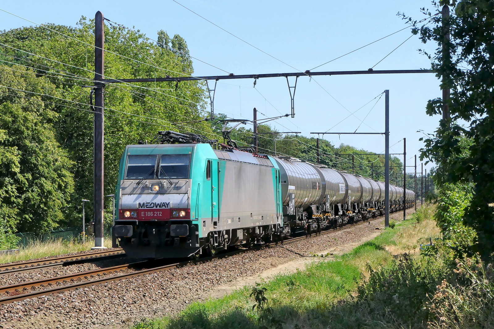 The Medway 186 212 with a tank train to the port of Antwerp. Bombardier Traxx F140 MS build in 2008 with construction N� 34399. Line 27A at Antwerp Airport. 28-07-2026