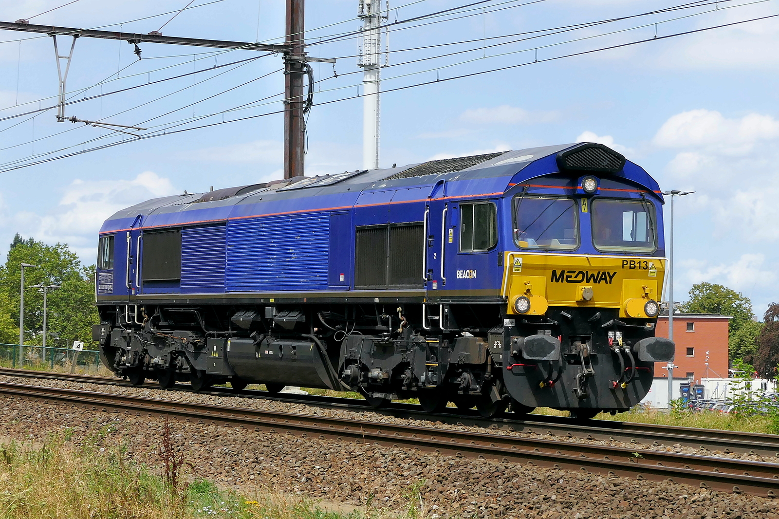 Le Medway PB13 (266 018) venant du port d'Anvers. EMD JT42CWR (classe 66) construit en 2002 avec le numéro de construction 20018360-3. Ligne 27A à l'aéroport d'Anvers. 06-08-2026