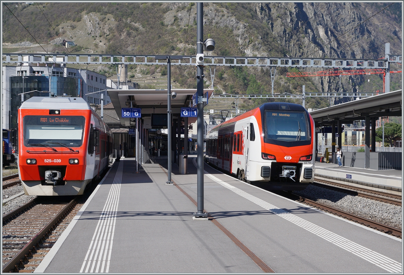 The new Region Alps EVO RABe 733 are increasingly seen in scheduled service, consequently the deployments of the Region Alpes Nina RABe 525 and Domino trains will decrease. In Martigny, the Region Alpes RABe 733 703 reaches as R91 on its way to Monthey, while the Region Alpes NINA RABe 525-039 waits for departure to Le Châble.

April 9, 2026
