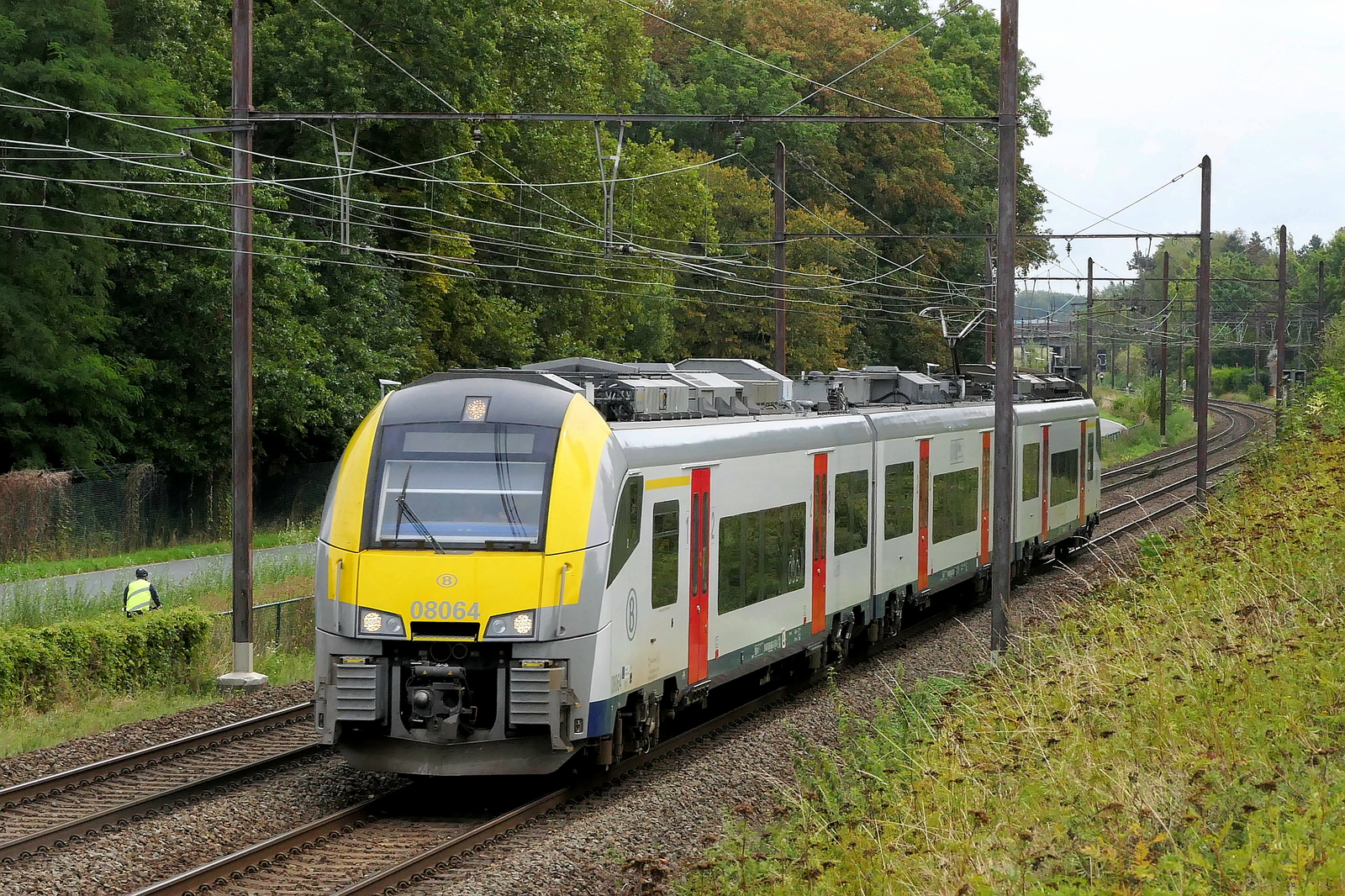 The NMBS 08064 on route from Lier to Antwerpen-Berchem station. Siemens Desiro ML build in 2013. NMBS Class MR08 (EMU08) Desiro ML : Between 2011 and 2016  305 of these EMU (Electric Multi Unit) were build. The first 105 by Siemens, the last 200 by Bombardier. Numbers: 08001 to 08210 and 08501 to 08595. Number of carriages: 3. Length: 79,90m. Number of seats: 280. Max speed: 160km/h. Power supply: n� 08001 to 08210: 3000V , n� 08501 to 8595: 3000V en 25kV. Line 27A at Antwerp Airport. 02-09-2026