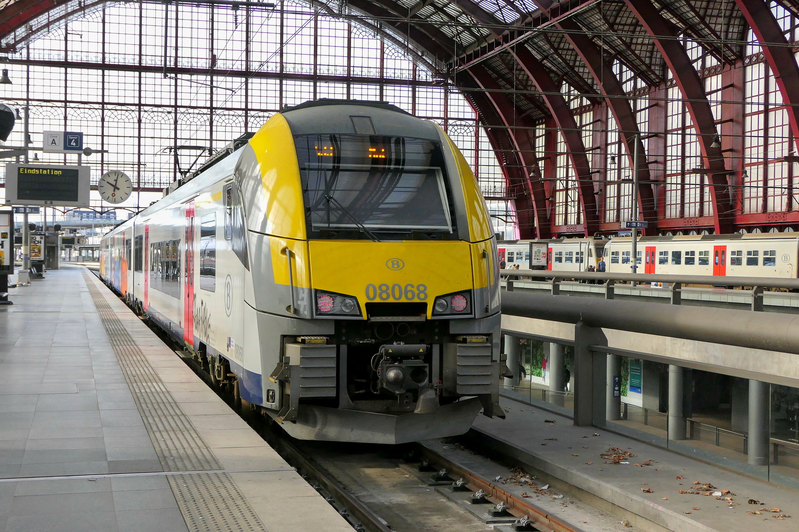 The NMBS 08068 at Antwerpen-Centraal level +1 platform 4 arrived as IC from Mol. Siemens Desiro ML build in 2013. NMBS Class MR08 (EMU08) Desiro ML : Between 2011 and 2016  305 of these EMU (Electric Multi Unit) were build. The first 105 by Siemens, the last 200 by Bombardier. Numbers: 08001 to 08210 and 08501 to 08595. Number of carriages: 3. Length: 79,90m. Number of seats: 280. Max speed: 160km/h. Power supply: n� 08001 to 08210: 3000V , n� 08501 to 8595: 3000V en 25kV. Line 27A at Antwerp Airport. 07-09-2026