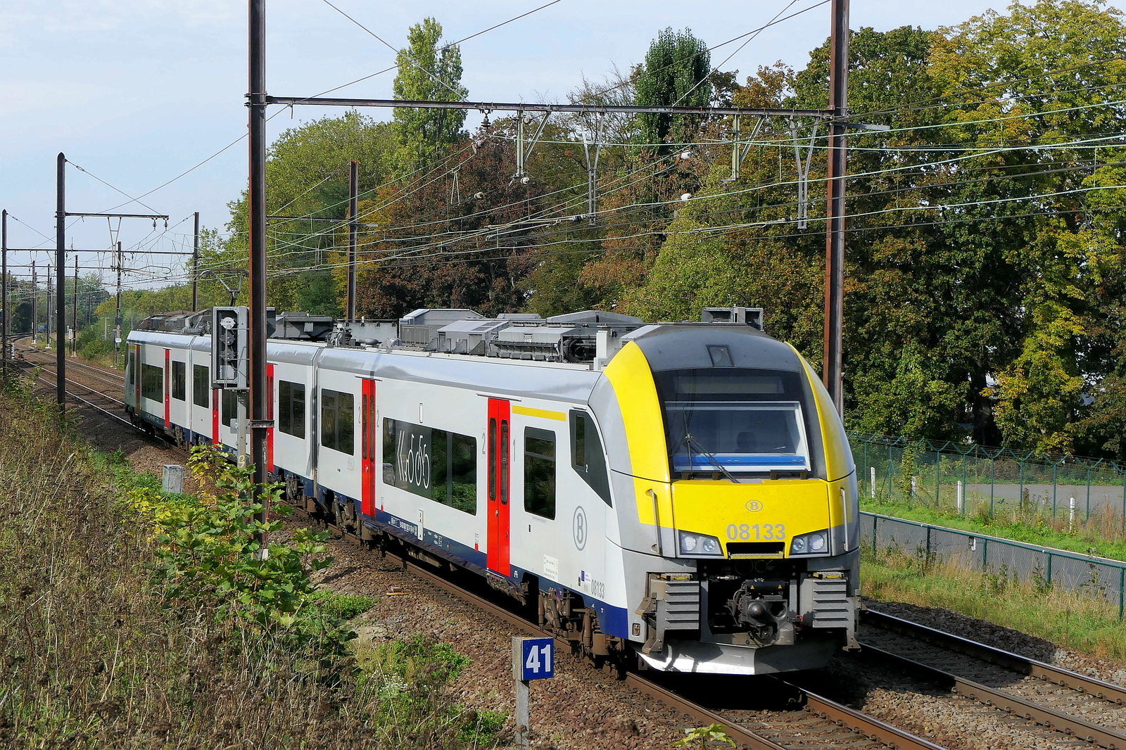 The NMBS 08133 on route from Lier to Antwerpen-Berchem station. Siemens Desiro ML build in 2012. NMBS Class MR08 (EMU08) Desiro ML : Between 2011 and 2016  305 of these EMU (Electric Multi Unit) were build. The first 105 by Siemens, the last 200 by Bombardier. Numbers: 08001 to 08210 and 08501 to 08595. Number of carriages: 3. Length: 79,90m. Number of seats: 280. Max speed: 160km/h. Power supply: n� 08001 to 08210: 3000V , n� 08501 to 8595: 3000V en 25kV. Line 27A at Antwerp Airport. 07-10-2026
