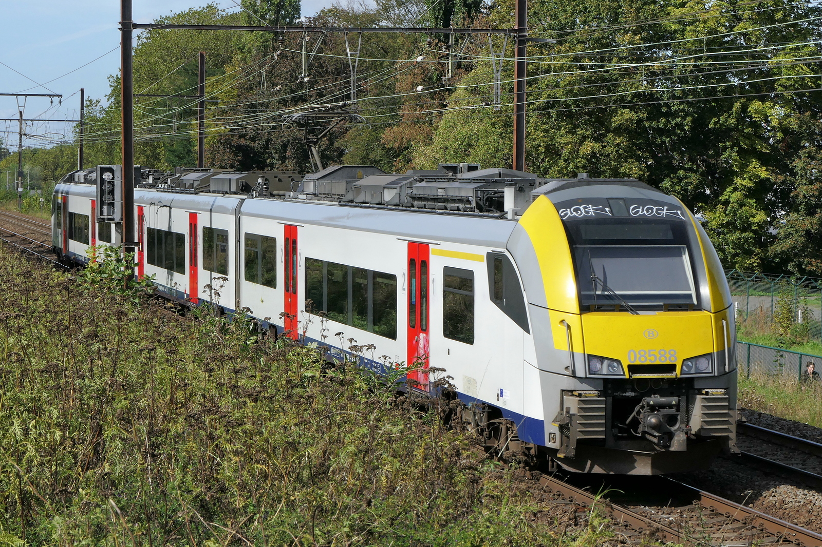 The NMBS 08588 on route from Lier to Antwerpen-Berchem station. Siemens Desiro ML build in 2014. NMBS Class MR08 (EMU08) Desiro ML : Between 2011 and 2016  305 of these EMU (Electric Multi Unit) were build. The first 105 by Siemens, the last 200 by Bombardier. Numbers: 08001 to 08210 and 08501 to 08595. Number of carriages: 3. Length: 79,90m. Number of seats: 280. Max speed: 160km/h. Power supply: n� 08001 to 08210: 3000V , n� 08501 to 8595: 3000V en 25kV. Line 27A at Antwerp Airport. 21-09-2026