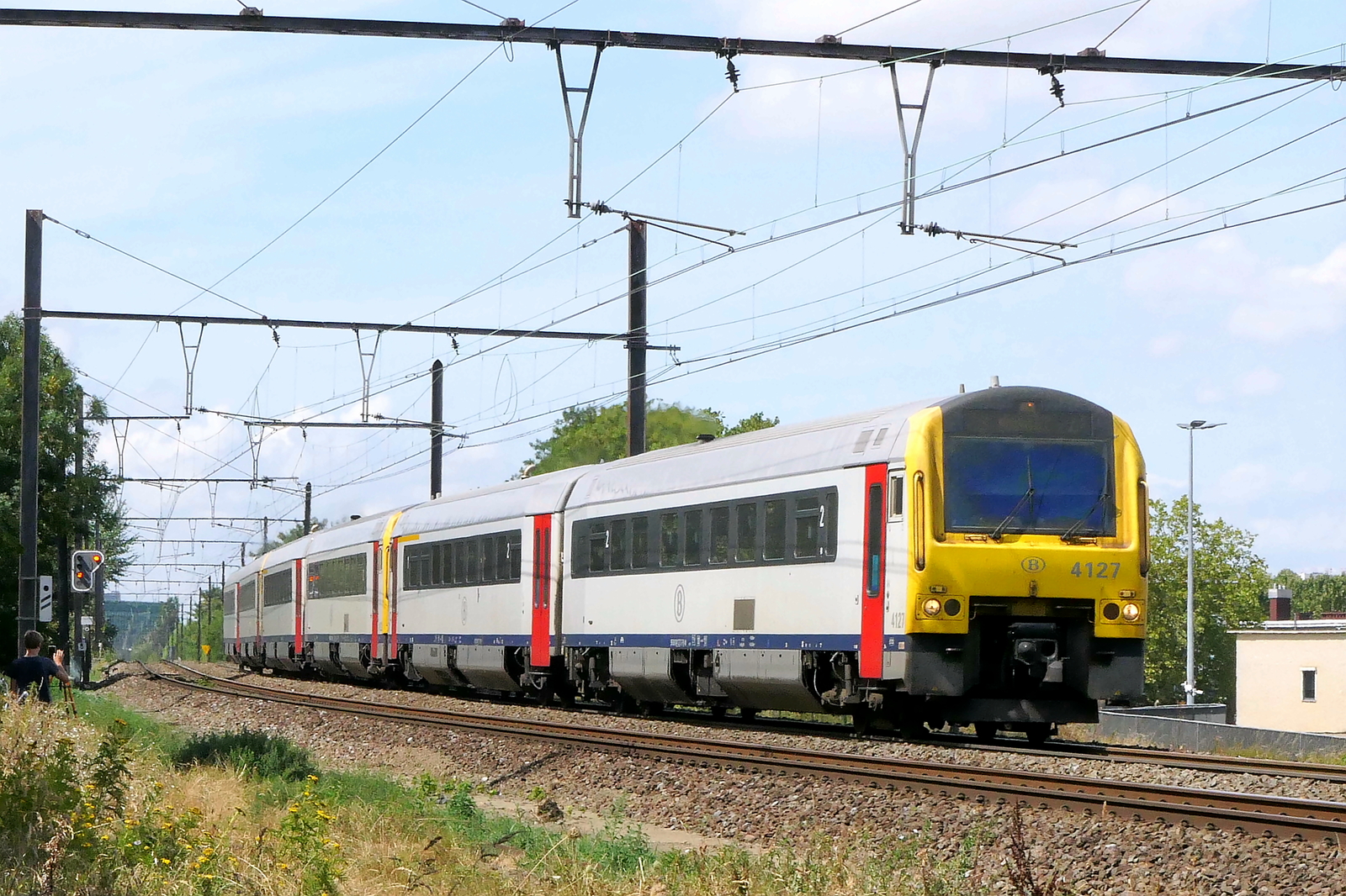 La NMBS 4127 con altre 2 automotrici provenienti dalla stazione di Antwerpen-Berchem. Costruita da Alstom Barcelona nel 2001. NMBS Classe MW41(DMU41) : Tra il 2000 e il 2002 sono state costruite 96 di queste automotrici (Unità Multiple Diesel) da Alstom Barcelona. Numero di carrozze: 2. Lunghezza: 49,60 m. Numero di posti a sedere: 150. Velocità massima: 120 km/h. Linea 27A all'Aeroporto di Anversa. 10-08-2026