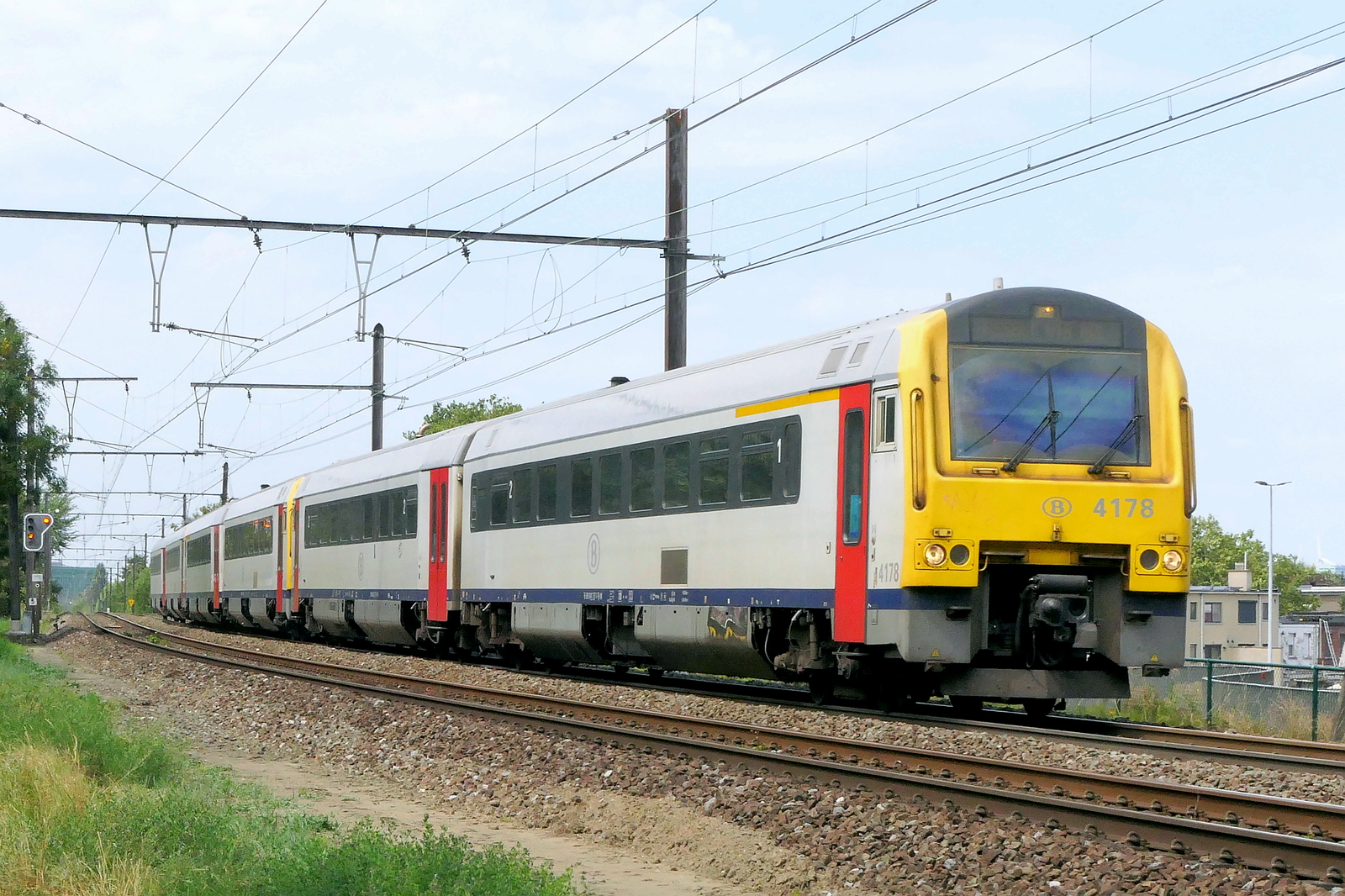 NMBS 4178 med 2 andra DMU-enheter som kommer från Antwerpen-Berchem station, nästa station är Lier. Alstom Barcelona byggd 2002. NMBS Klass MW41(DMU41): Mellan 2000 och 2002 byggdes 96 av dessa DMU (Diesel Multi Unit) av Alstom Barcelona. Antal vagnar: 2. Längd: 49,60 m. Antal sittplatser: 150. Maxhastighet: 120 km/h. Linje 27A vid Antwerpens flygplats. 04-08-2026