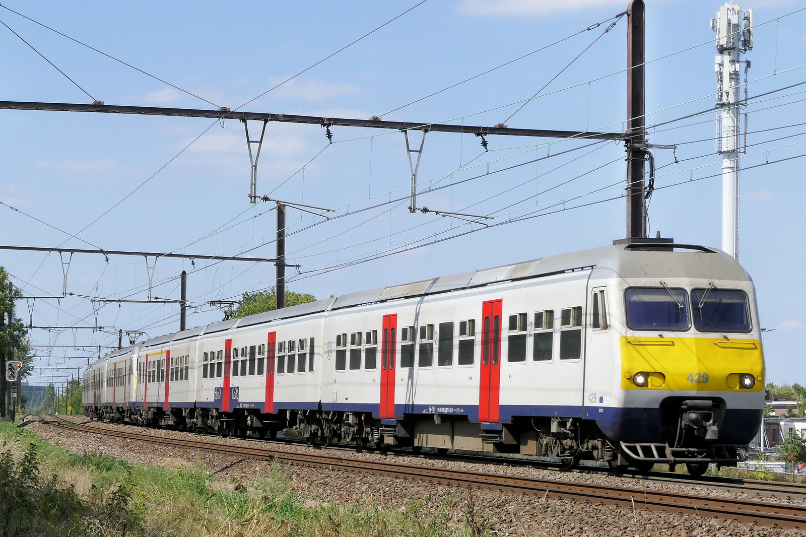 The NMBS 429 together with 397 on route from Antwerpen-Berchem to Lier station. BN Brugge build in 1983, modernized in 2011. NMBS Class MS80-82 and 83 (MR80 / EMU80) : Between 1979 and 1985 140 of these EMU (Electric Multi Unit) were build by BN Brugge. Numbers: 301 to 440. Number of carriages, original 2 now after modernizing: 3. Length (3 carriages) 75,80m. Number of seats (3 carriages) 248. Max speed: 160km/h. Power supply: 3000V and 1500V. Line 27A at Antwerp Airport. 24-08-2026