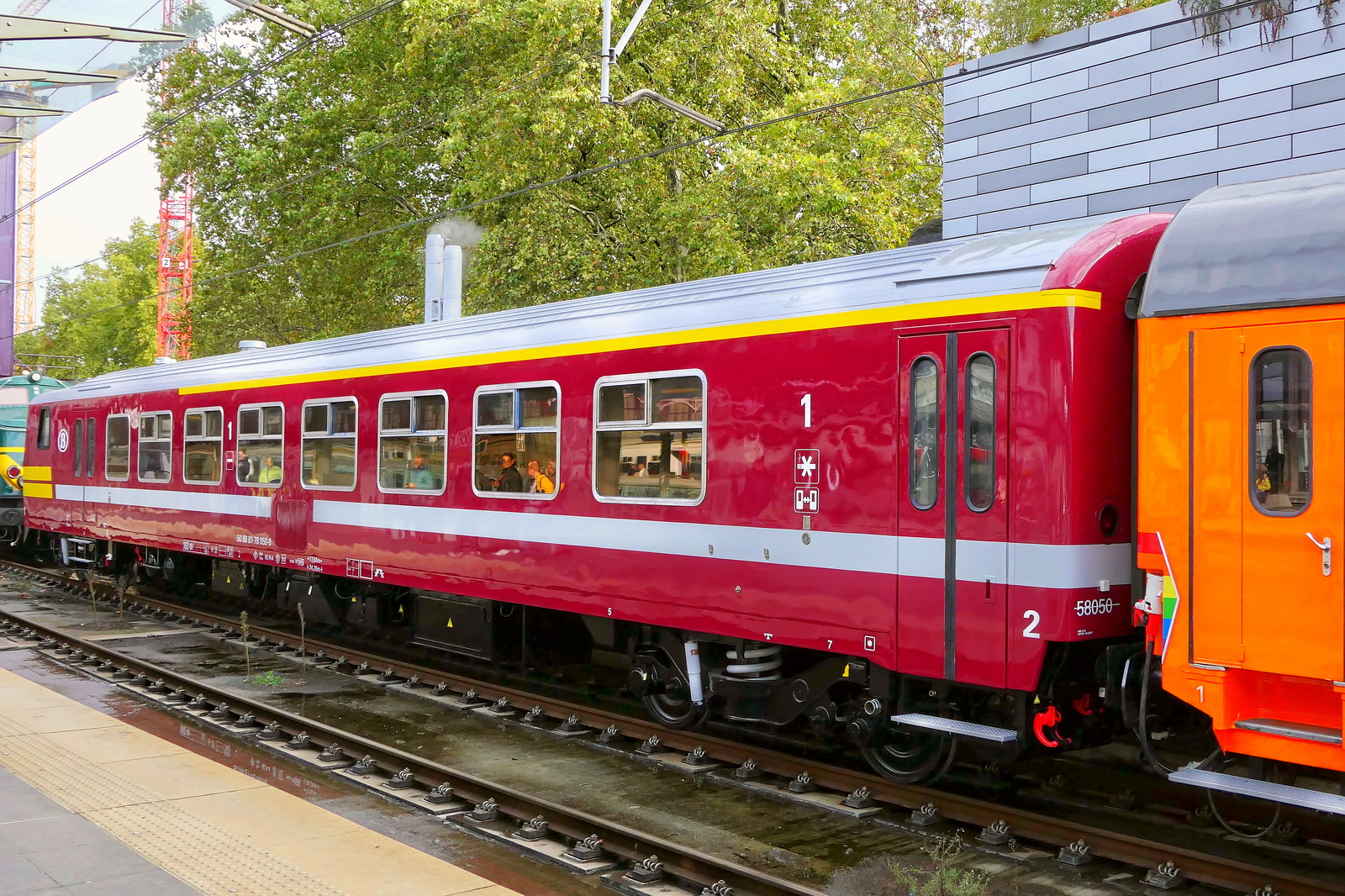 NMBS 58050 M4 motorvagnstyp ADx i Antwerpen Centraal utställd för 100 år av NMBS. 32 av dessa motorvagnar byggdes av BN Brugge mellan 1979 och 1984, nummer: 58034 till 58065. De har ett bagageutrymme och en förstaklassavdelning. Ur tjänst i februari 2026. NMBS använder nu endast M5 - M6 och M7 vagnar. Och I10 och I11 på de längsta linjerna som Oostende till Eupen 262 km. Antwerpen Centraal 10-10-2026