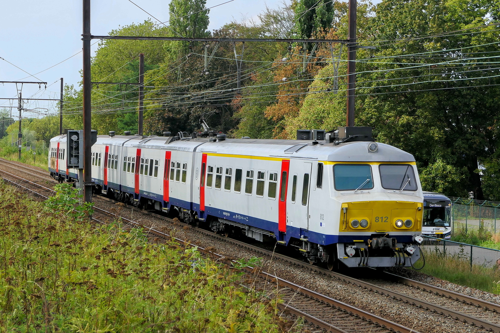 The NMBS 812 on route from Antwerpen-Berchem to Lier station. BN Brugge MS75 build in 1976, modernized in 2018. NMBS Class MS75 (MR75/EMU75) : Between 1975 and 1977 44 of these EMU (Electric Multi Unit) were build by BN Brugge. Numbers 801 to 844. Number of Carriages: 4. Length: 99,03m. Number os seats: 368. Max speed: 140km/h. Power supply: 3000V and 1500V (NL). Modernized between 2015 and 2020. Nickname: Pig Nose. Line 27A at Antwerp Airport. 01-09-2026