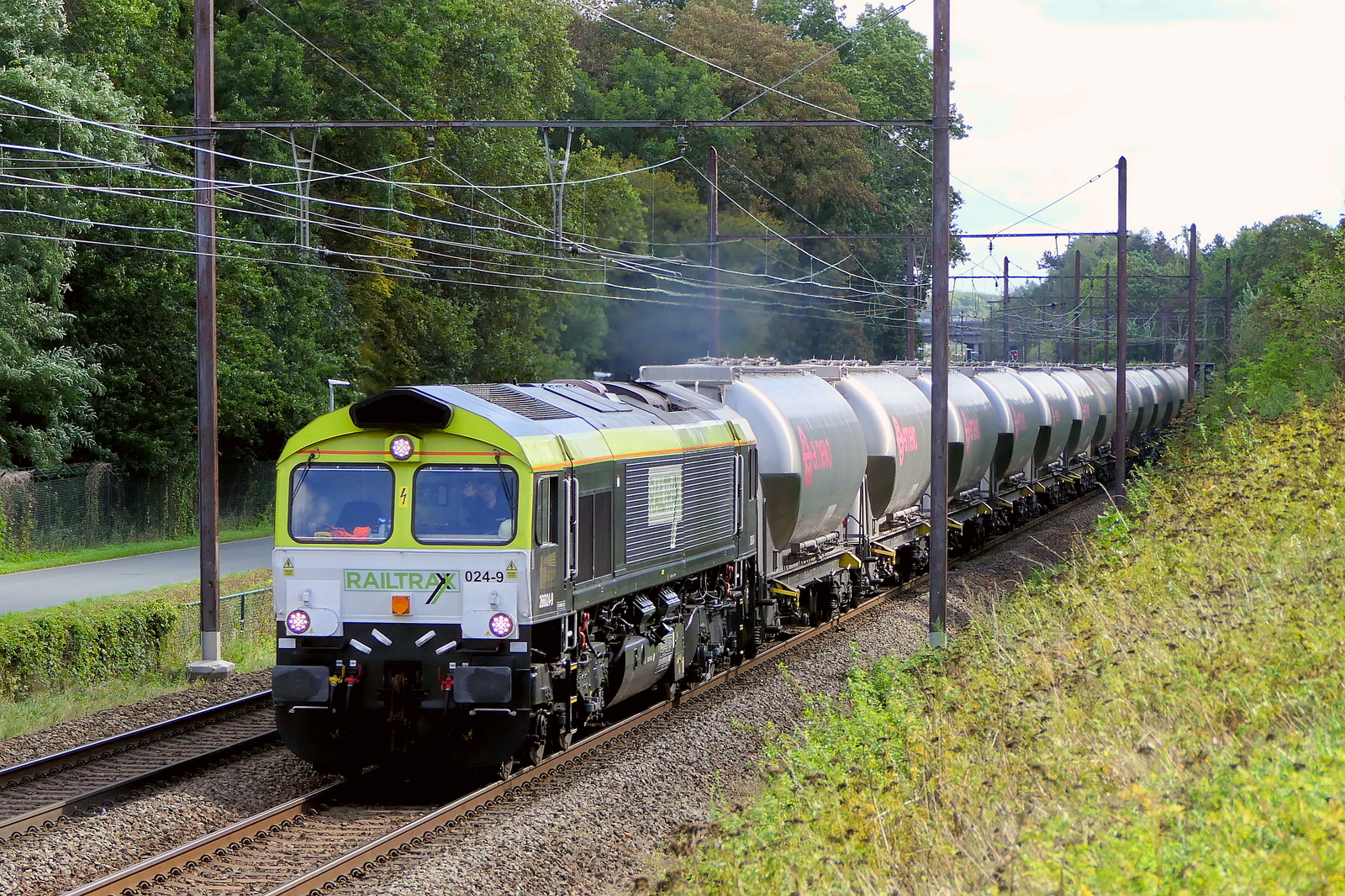 The Railtraxx 266 024 with a tank train on route to the port of Antwerp. EMD JT42CWR (class 66) build in 2003 with construction N�20018360-10. Line 27A at Antwerp Airport. 16-09-2026