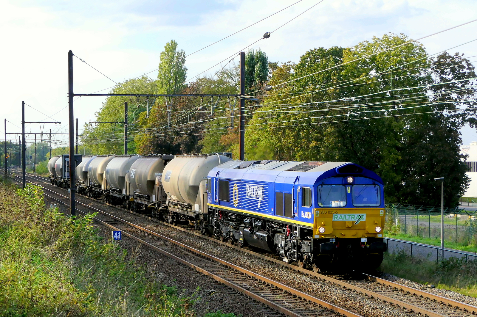 The Railtraxx 266 035 on route with a short tank train. EMD JT42CWR (class 66) build in 2004 with construction N��20038513-8. Line 27A at Antwerp Airport. 29-09-2026